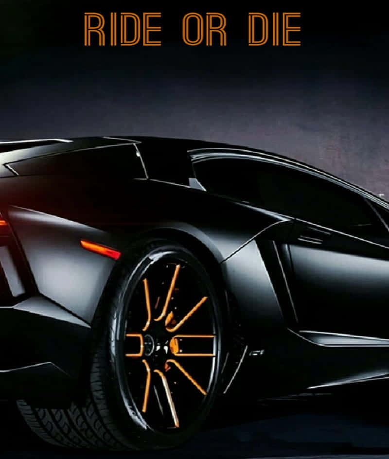 Ride Or Die 桌布 壁紙 — 一輛時尚的消光黑色跑車，帶有發光的橙色輪圈，並在深色背景上以橙色顯示「RIDE OR DIE」文字。
