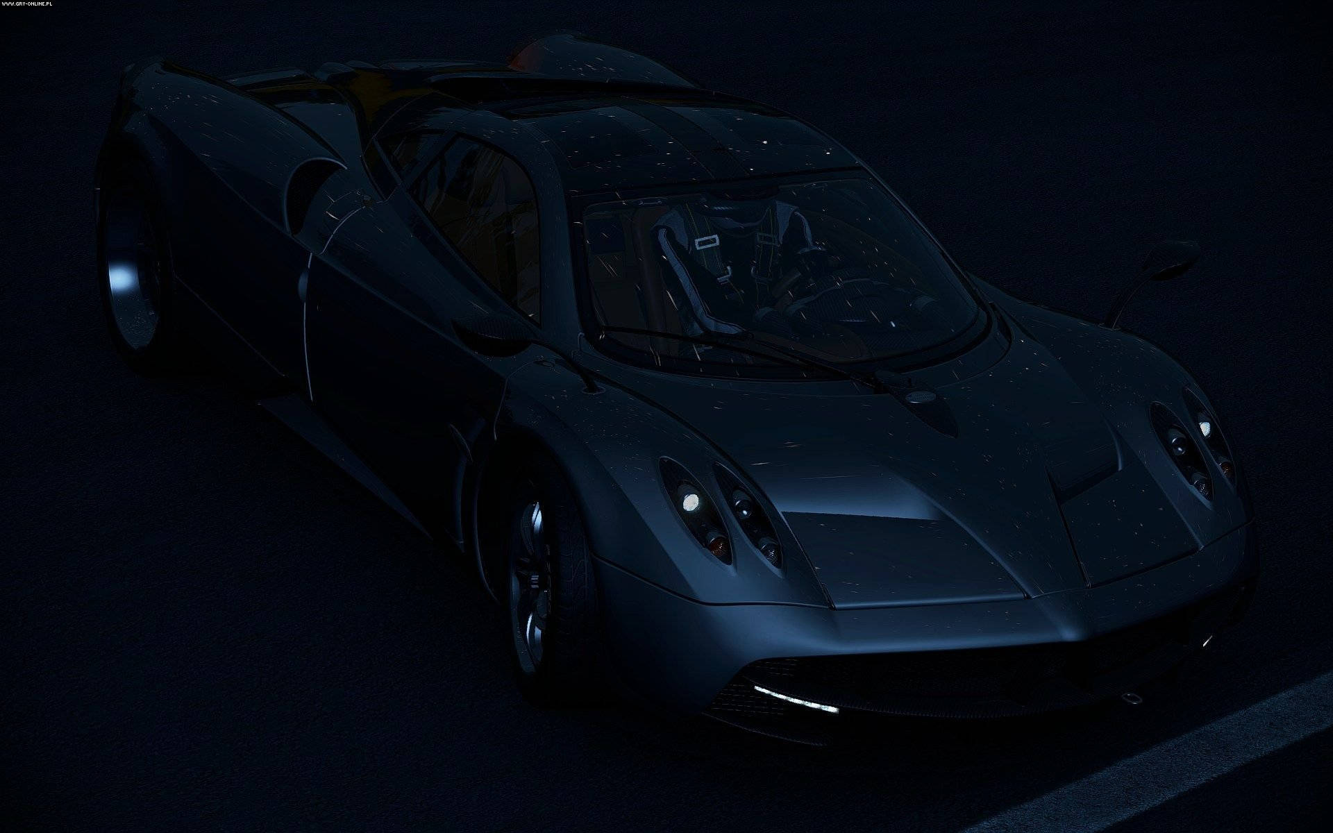 cars 桌布 壁紙 — 一輛時尚的消光黑色跑車在昏暗燈光下，在帶有星狀斑點的深色背景中發光。