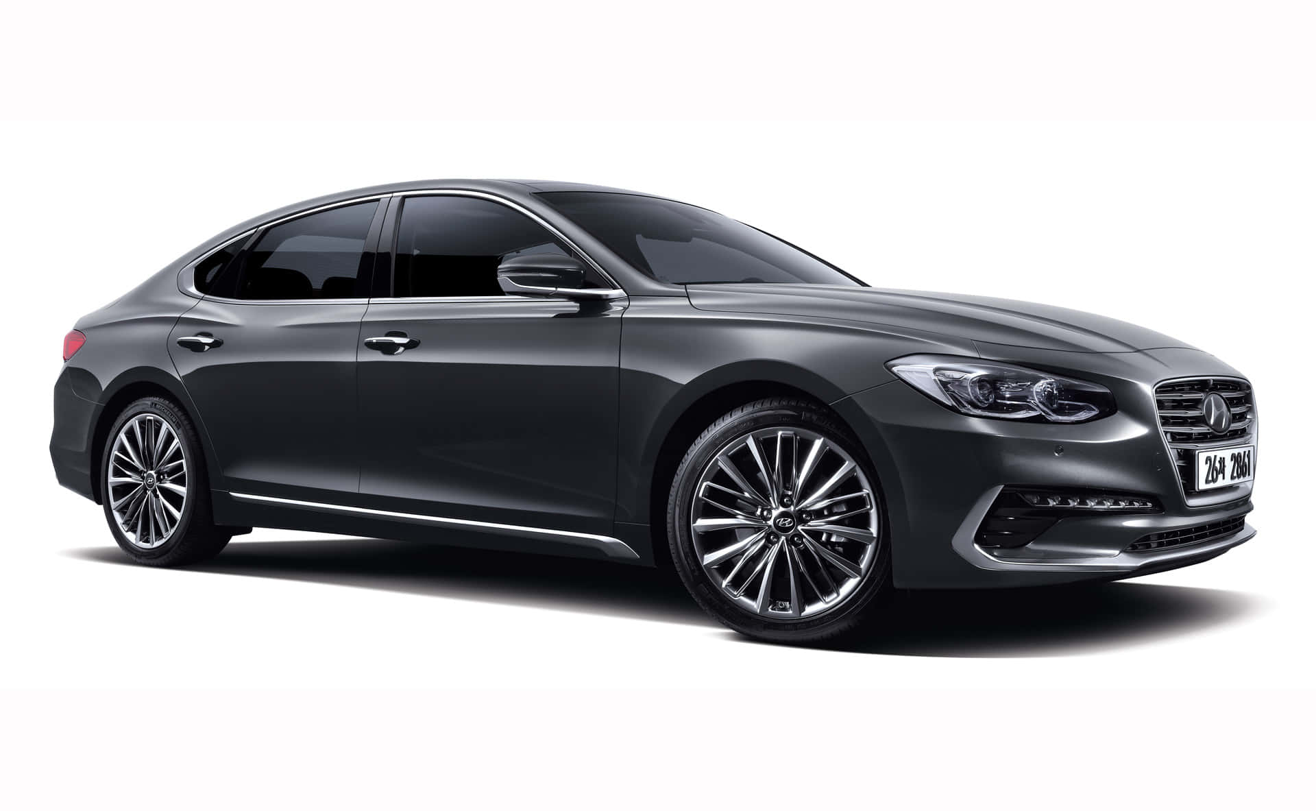 Hyundai Azera 桌布 壁紙 — 一輛時尚的深灰色轎車，帶有鍍鉻飾條和合金輪圈，在乾淨的白色背景上以側面輪廓展示。