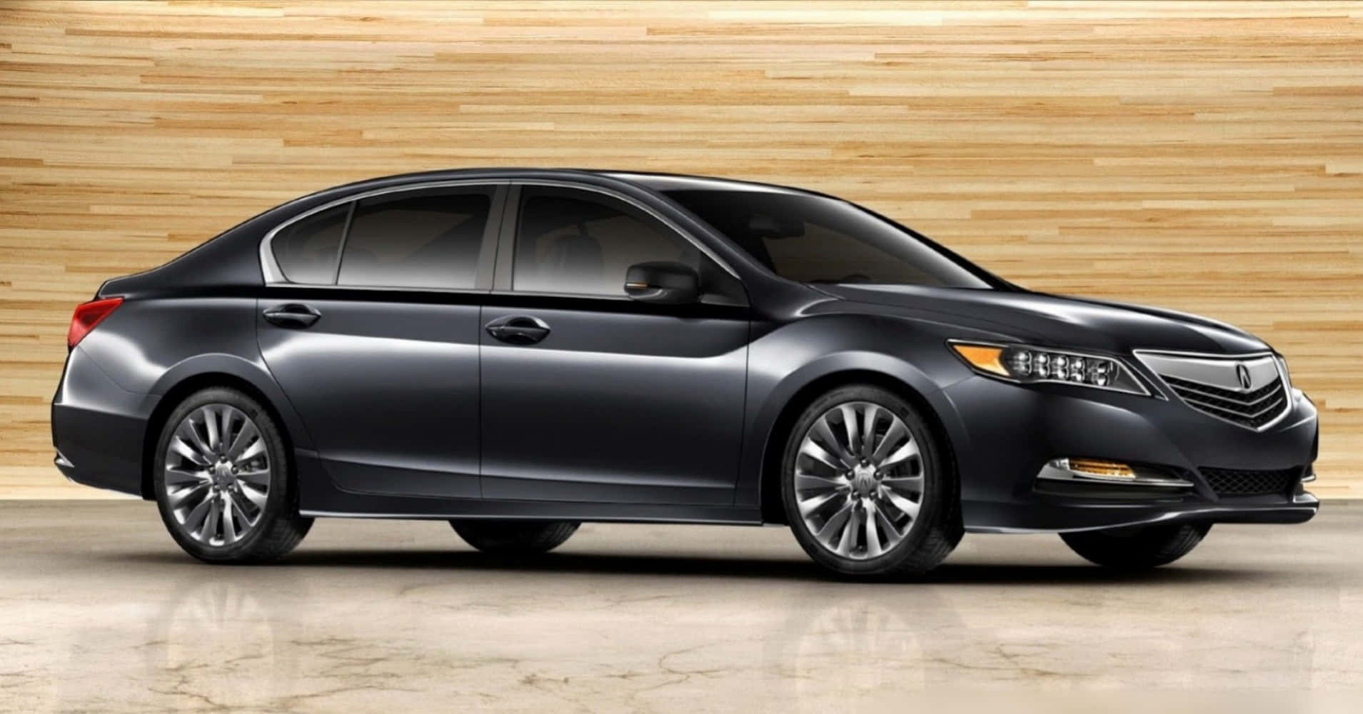 Acura 桌布 壁紙 — 一輛時尚的深灰色轎車配備鍍鉻輪圈，在溫暖的木牆和反射性大理石地板的襯托下展示。