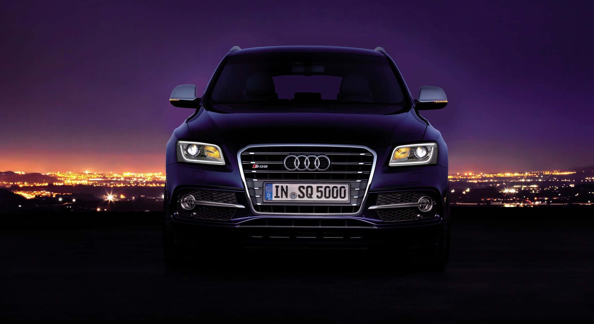Audi Sq5 桌布 壁紙 — 一輛時尚的深紫色 Audi SQ5 SUV 正面朝前，車頭燈閃爍，映襯著充滿活力的紫色暮色天空，下方是閃爍的城市景觀。