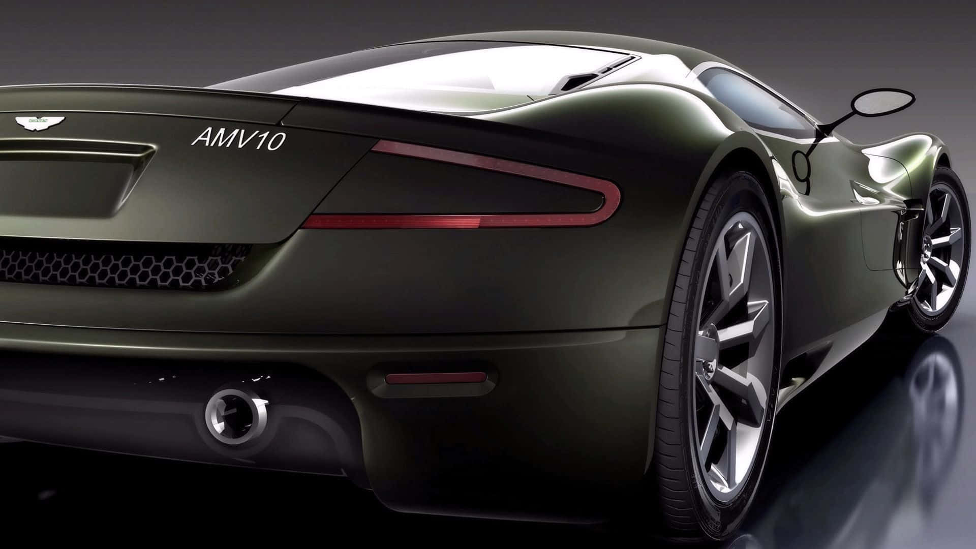 高清汽車 桌布 壁紙 — 一輛時尚的深綠色 Aston Martin AMV10 跑車，從後方四分之三角度展示，帶有紅色尾燈和鍍鉻裝飾。