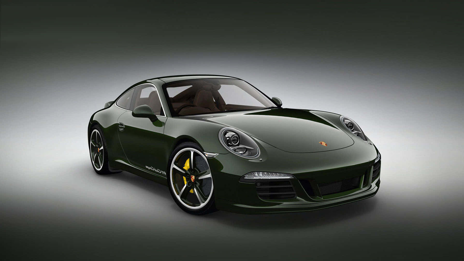 保時捷 桌布 壁紙 — 一輛時尚的深綠色保時捷911 Turbo S雙門跑車，配有黃色煞車卡鉗，在漸變灰色工作室背景前擺拍。