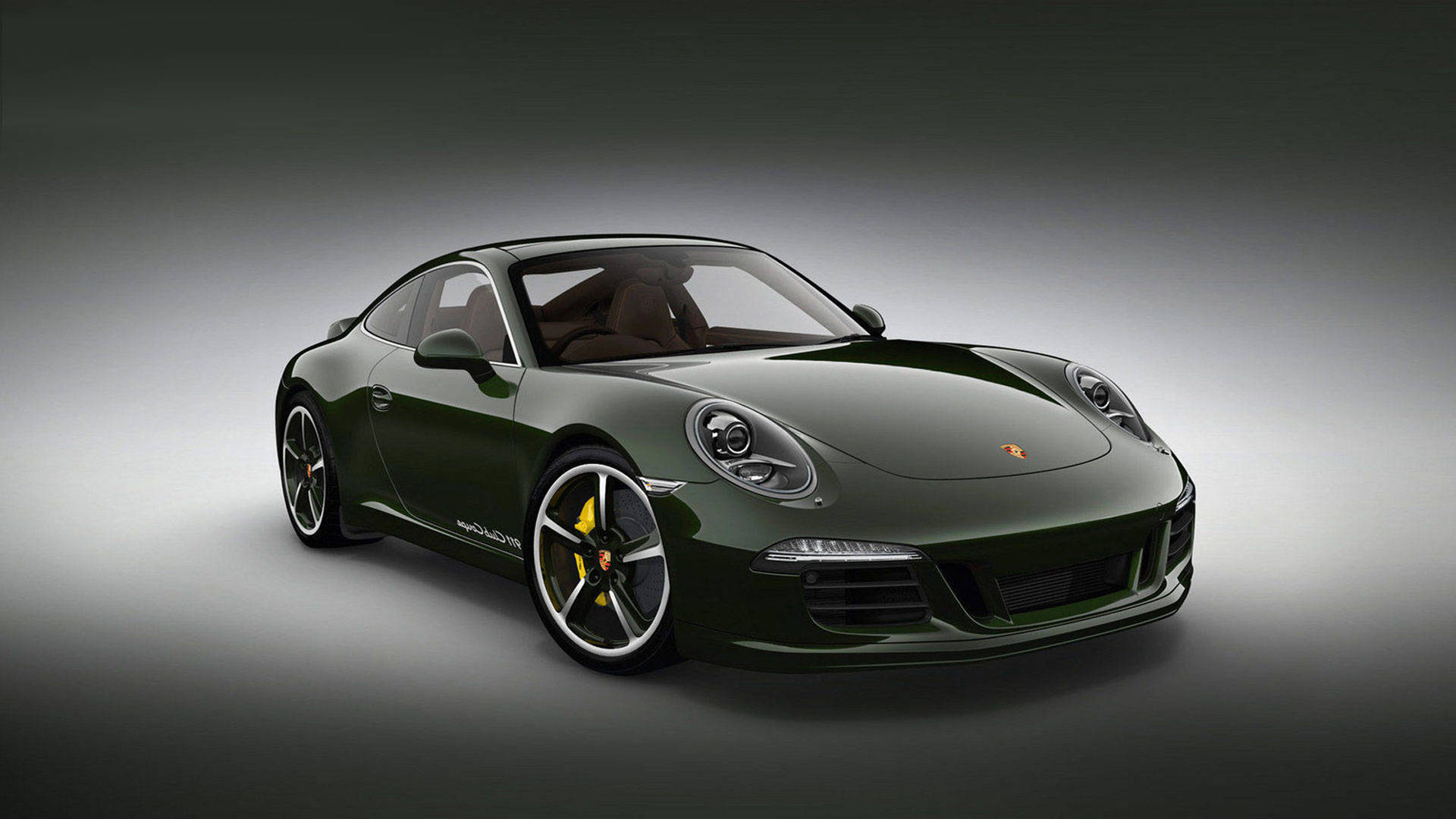 深綠色保時捷911 Turbo S跑車在工作室燈光下，帶有黃色制動卡鉗。 — 保時捷 GIF 壁紙