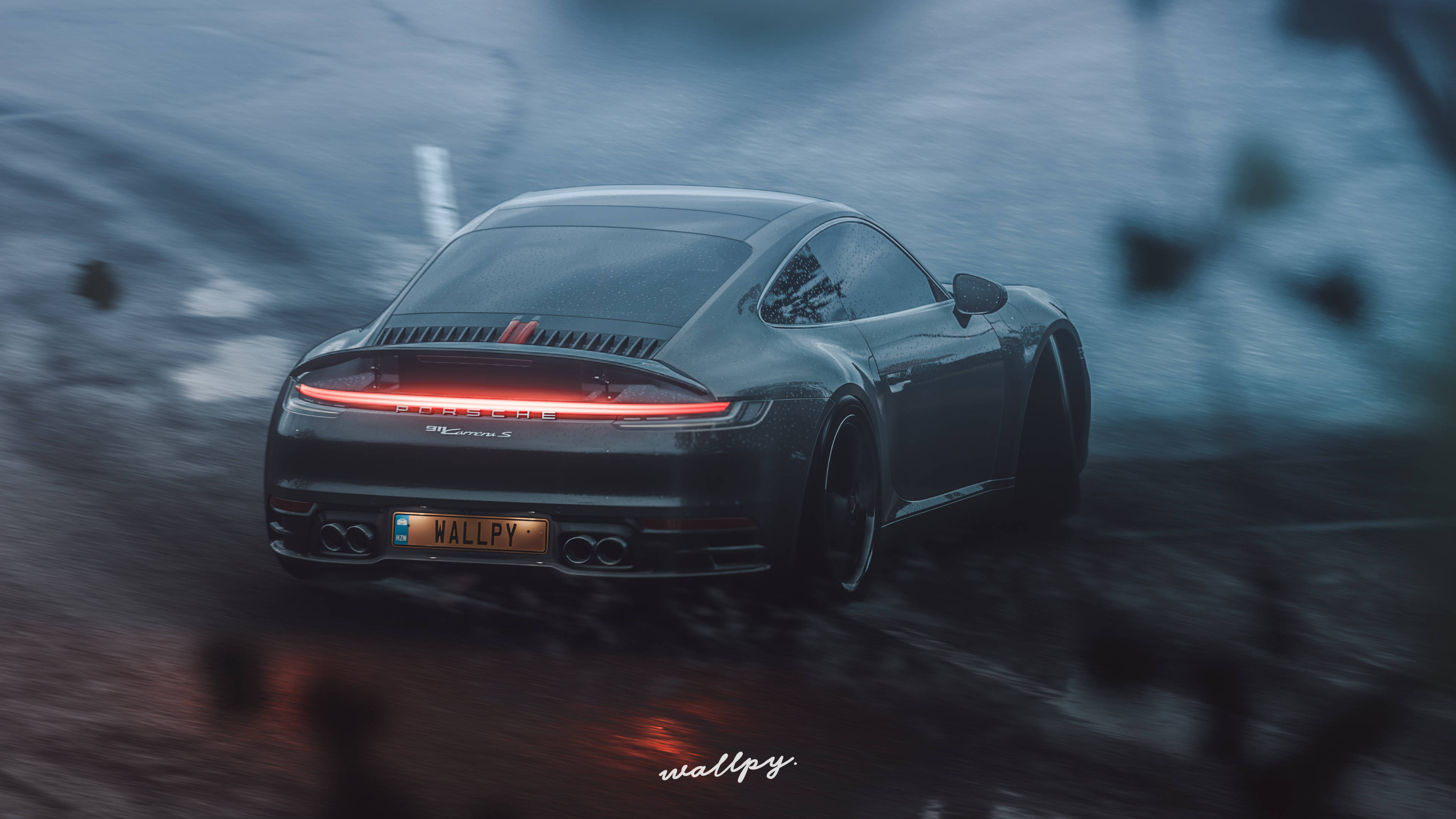 Horizon 桌布 壁紙 — 一輛時尚的深色保時捷 911 Turbo S 在雨夜中疾馳，發光的紅色尾燈劃破迷霧般的動態模糊。