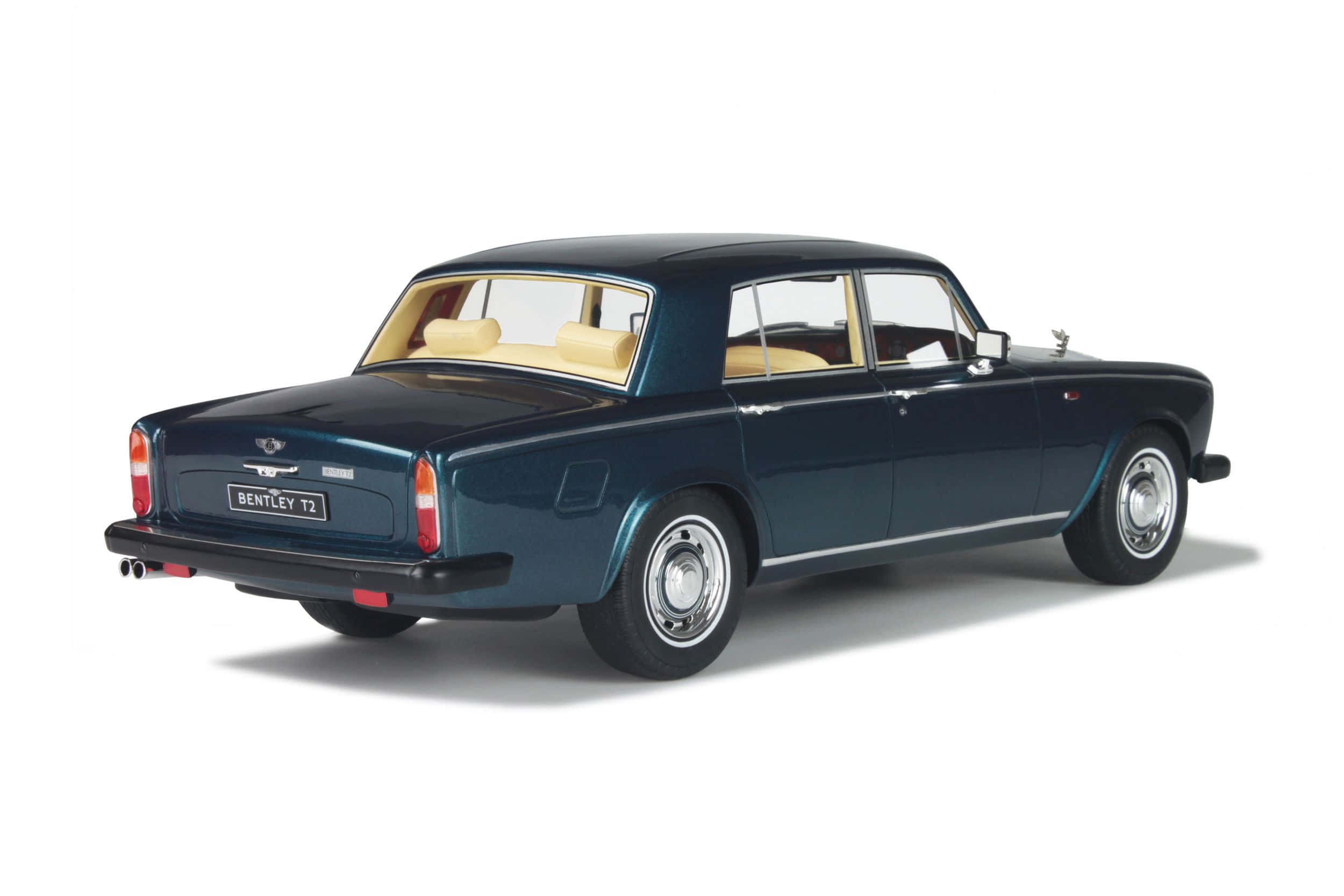 Bentley T2 桌布 壁紙 — 一輛時尚的深藍色 Bentley T2 轎車，配備奶油色皮革內飾，在白色背景的攝影棚燈光下展示。
