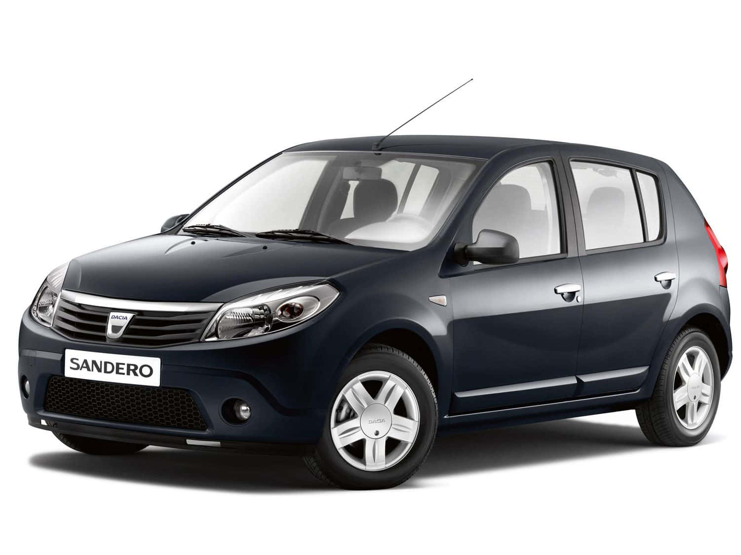 Dacia 桌布 壁紙 — 一輛時尚的深藍色 Dacia Sandero 掀背車，在工作室燈光下以純白色背景展示。