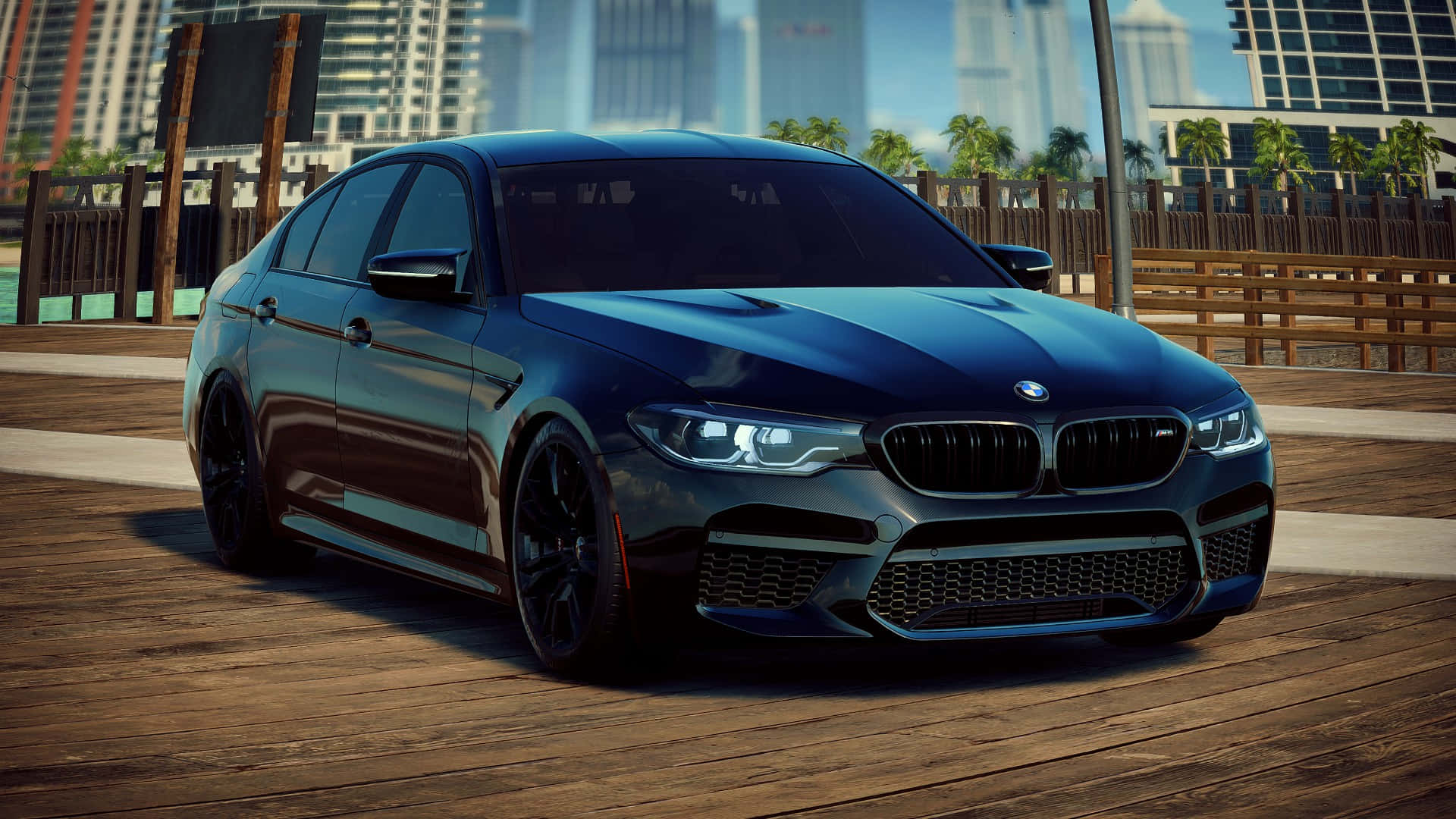 桌布 壁紙 — 一輛時尚的深藍色BMW M5房車停在木製碼頭上，背景是現代摩天大樓和棕櫚樹。