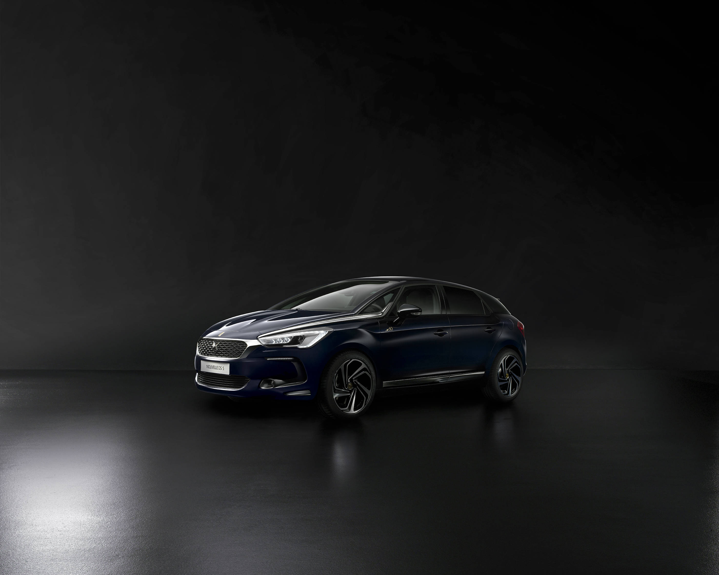 Citroen 桌布 壁紙 — 一輛時尚的深藍色DS 4S掀背車在極簡黑色背景下於攝影棚燈光下閃閃發光。