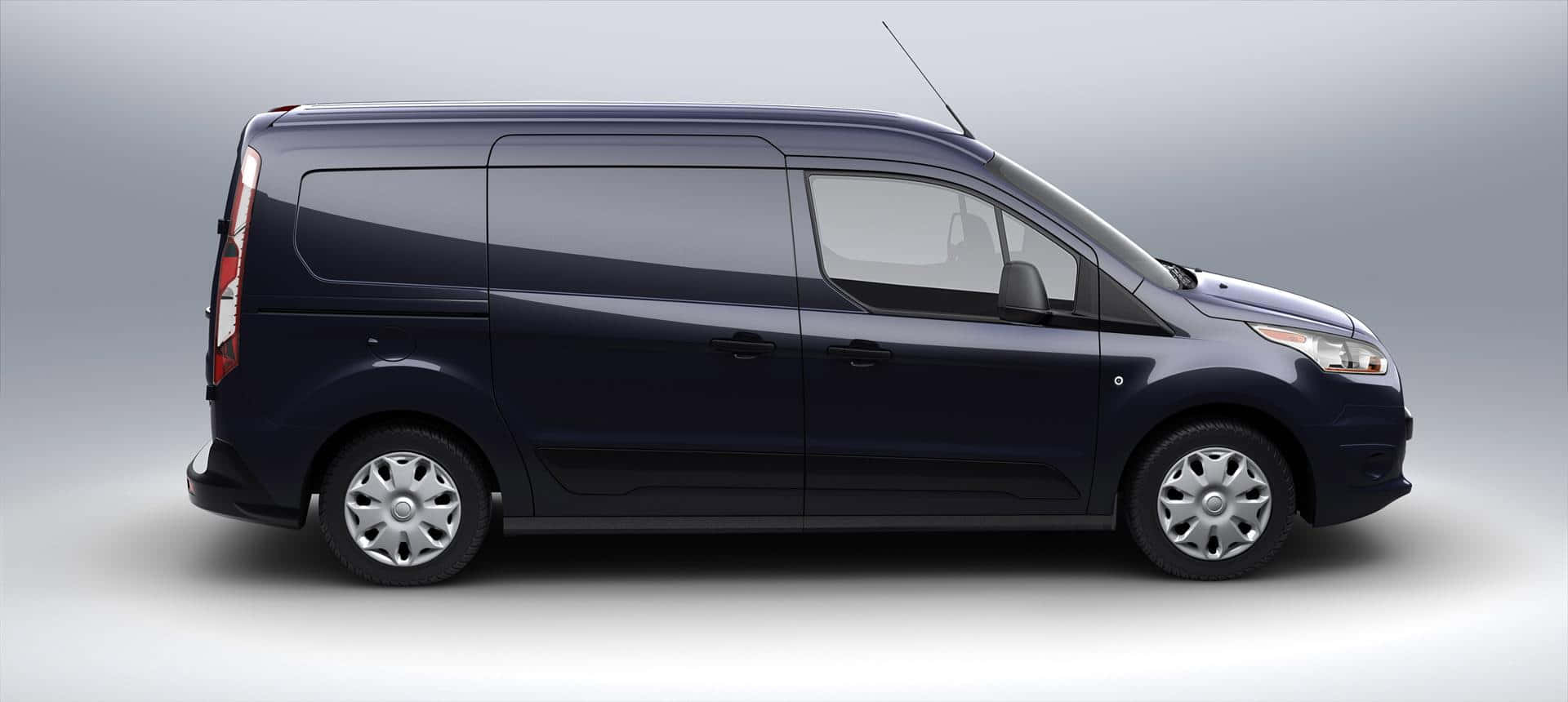 Ford Transit 桌布 壁紙 — 一輛時尚的深藍色福特 Transit Connect 客貨車，在灰色漸變工作室背景前以側面展示。