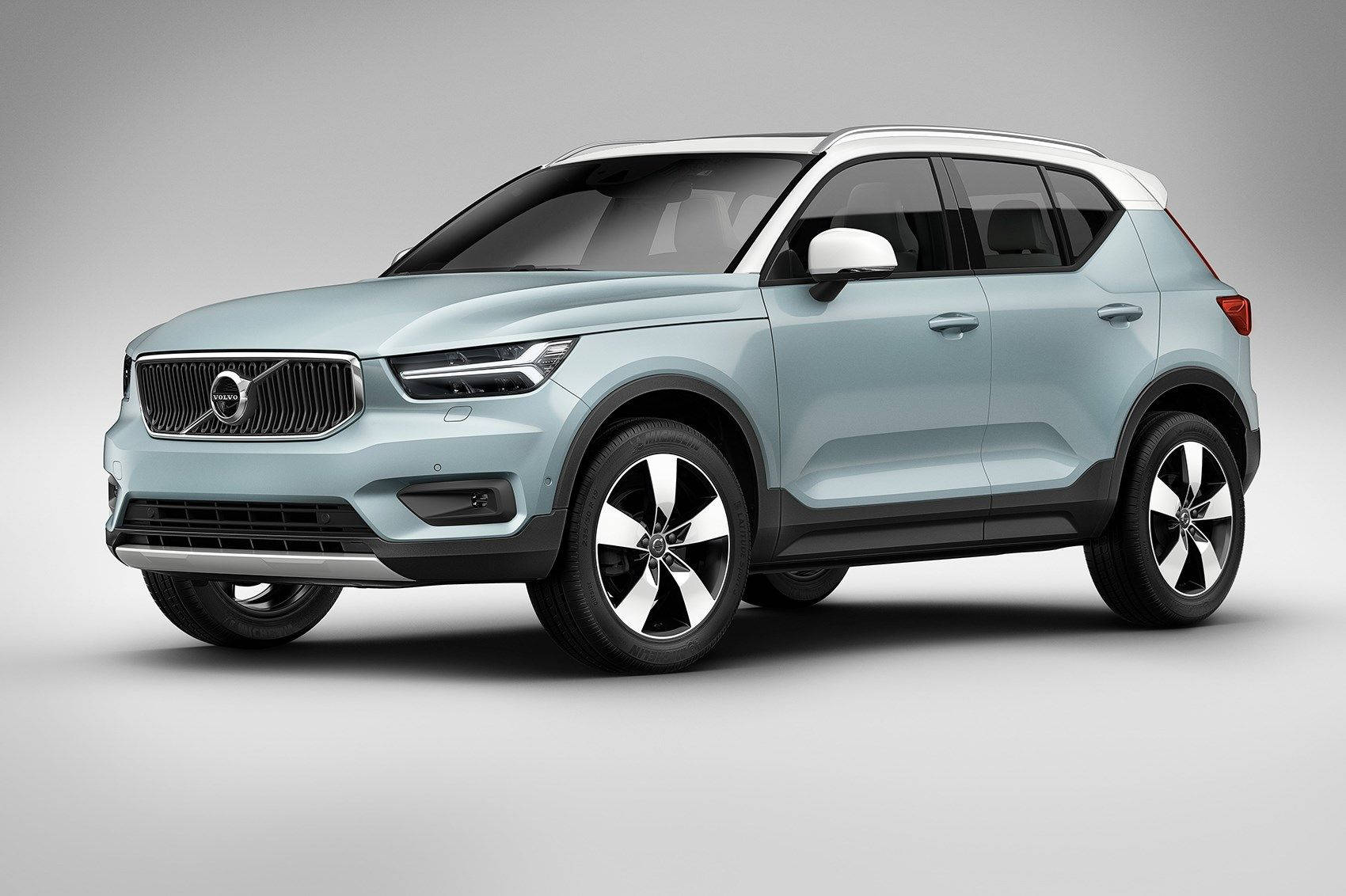 Volvo 桌布 壁紙 — 一輛時尚的淺藍色沃爾沃SUV，配備白色車頂和時尚合金輪圈，在灰色中性工作室背景前展示。