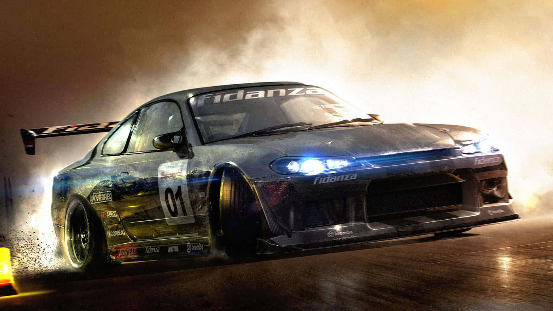 R33 GT-R 桌布 壁紙 — 一輛時尚的漂移賽車，車頭燈閃閃發光，在夜間潮濕的賽道上激起煙霧和火花。