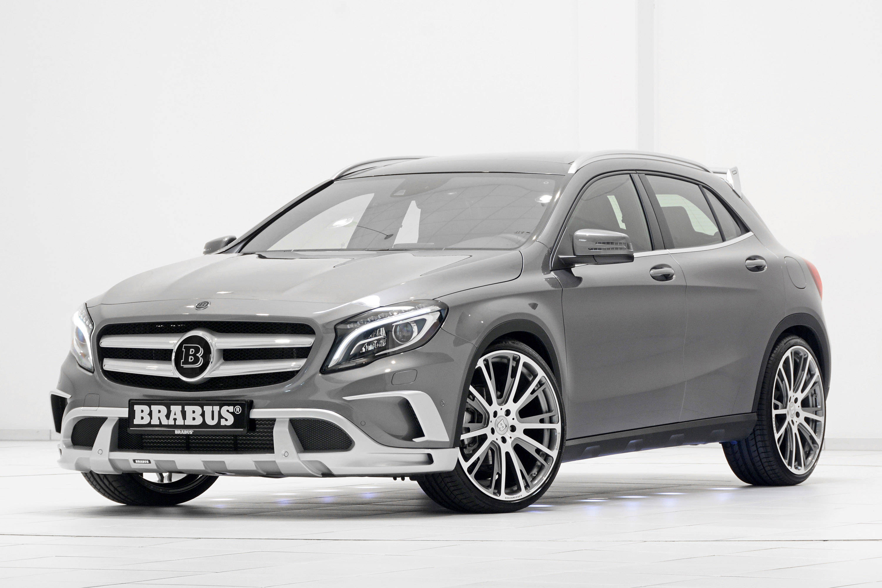 跑車 桌布 壁紙 — 一輛時尚的灰色Brabus改裝Mercedes GLA-Class SUV，配備定制合金輪圈和侵略性前保險桿，在明亮的白色工作室中拍攝。