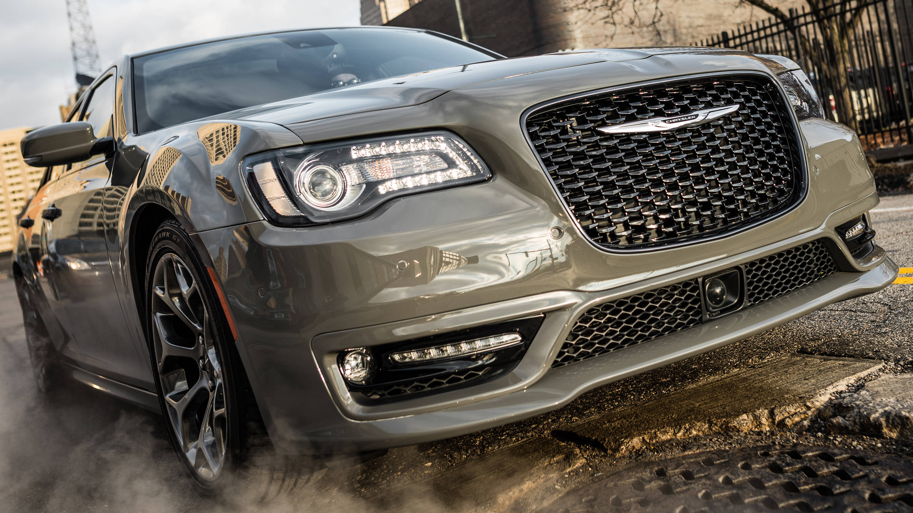 Chrysler 桌布 壁紙 — 一輛時尚的灰色Chrysler 300在潮濕的城市街道上進行燒胎，輪胎冒出滾滾濃煙。