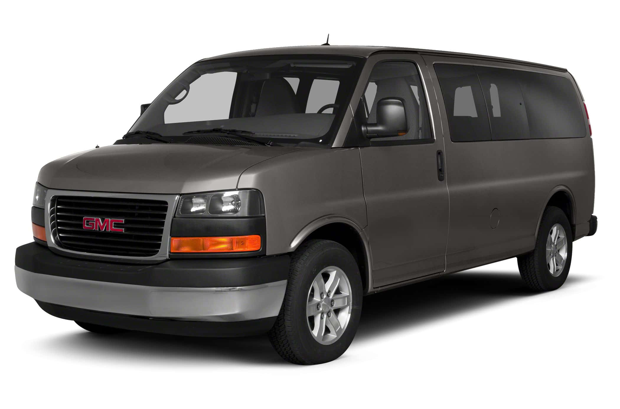 Gmc Savana 桌布 壁紙 — 一輛時尚的灰色GMC廂型車，配有有色車窗和銀色合金輪圈，孤立在潔白的背景前。