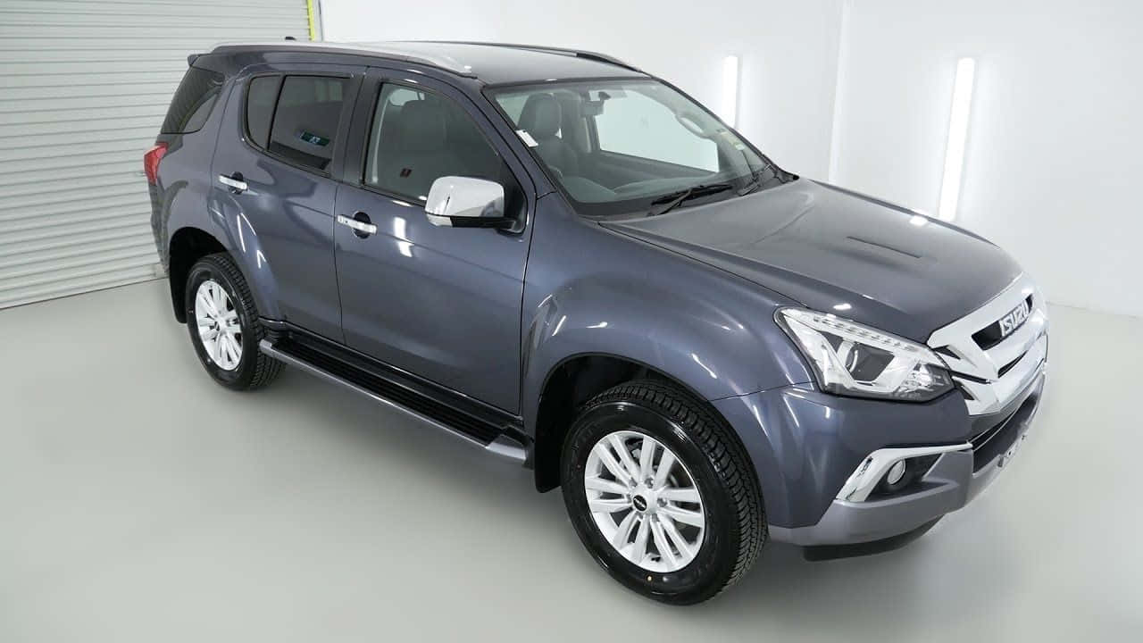 Isuzu 桌布 壁紙 — 一輛時尚的灰色Isuzu MU-X SUV在明亮的簡約風格工作室中展示，配有白色牆壁和地板。