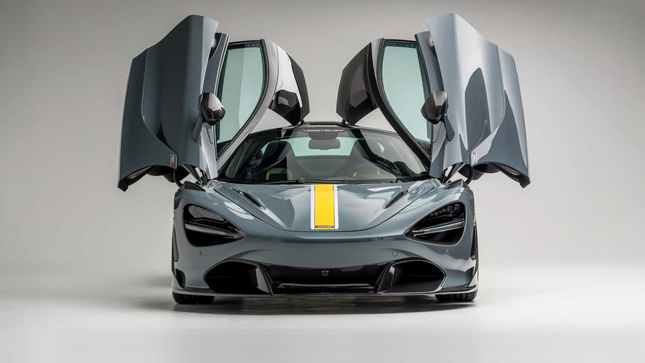 汽車 桌布 壁紙 — 一輛時尚的灰色McLaren跑車，帶有黃色條紋和打開的蝴蝶門，在極簡的白色工作室背景前擺拍。