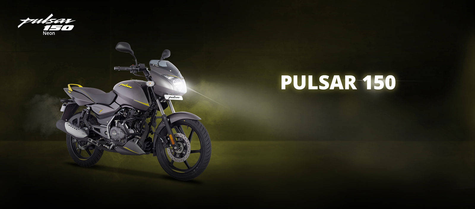  壁紙 — 一輛時尚的灰色Pulsar 150機車帶有黃色點綴，在黑暗的攝影棚中展示，車頭燈亮著。