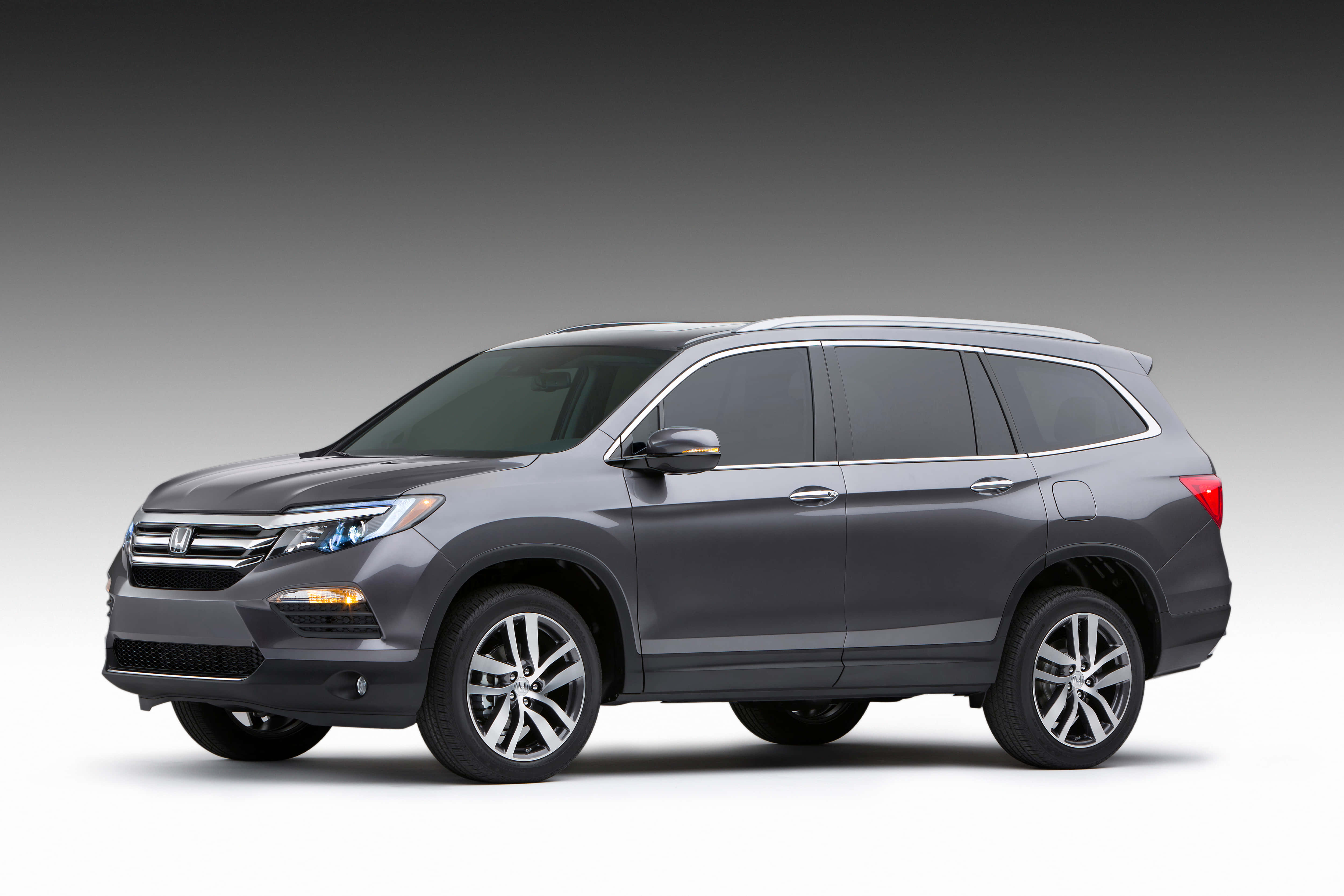 Honda Pilot 桌布 壁紙 — 一輛時尚的灰色本田Pilot SUV在漸變工作室背景前以側面展示。
