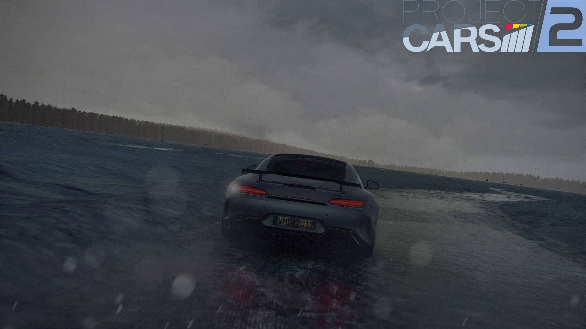 cars 桌布 壁紙 — 一輛時尚的灰色跑車在暴風雨灰濛濛的天空下行駛，穿過被水淹沒的田野，雨滴模糊了視線。