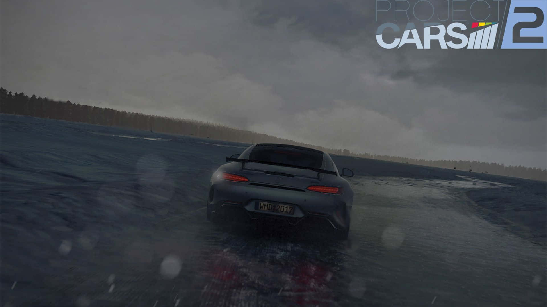 HD Project Cars 2 桌布 壁紙 — 一輛時尚的灰色跑車在潮濕結冰的賽道上飛馳，背景是暴風雨的灰色天空，雨滴模糊了視線。