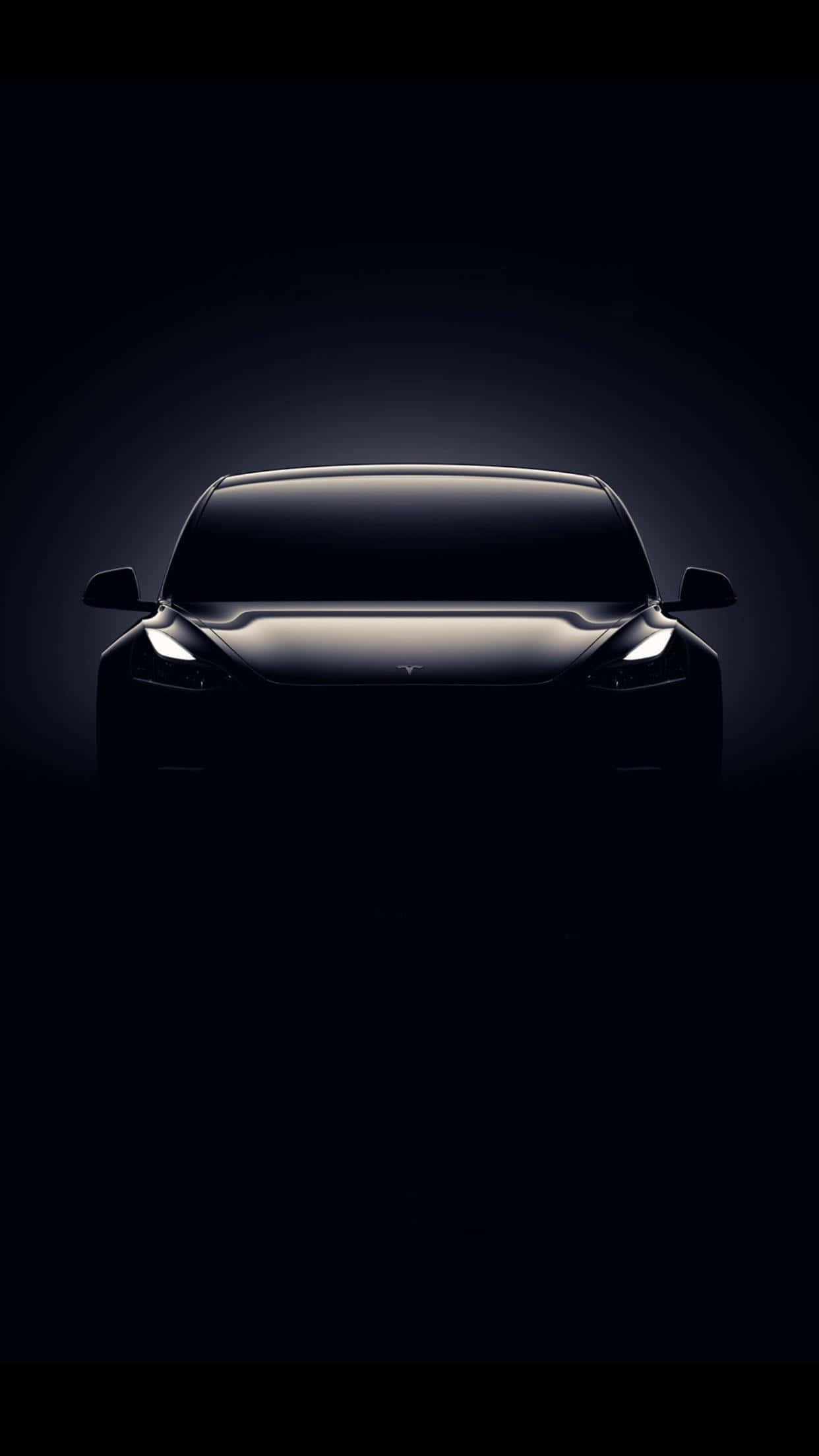 Tesla iPhone 桌布 壁紙 — 一輛時尚的特斯拉汽車前視圖，在深色漸變背景上被發光的車頭燈照亮。