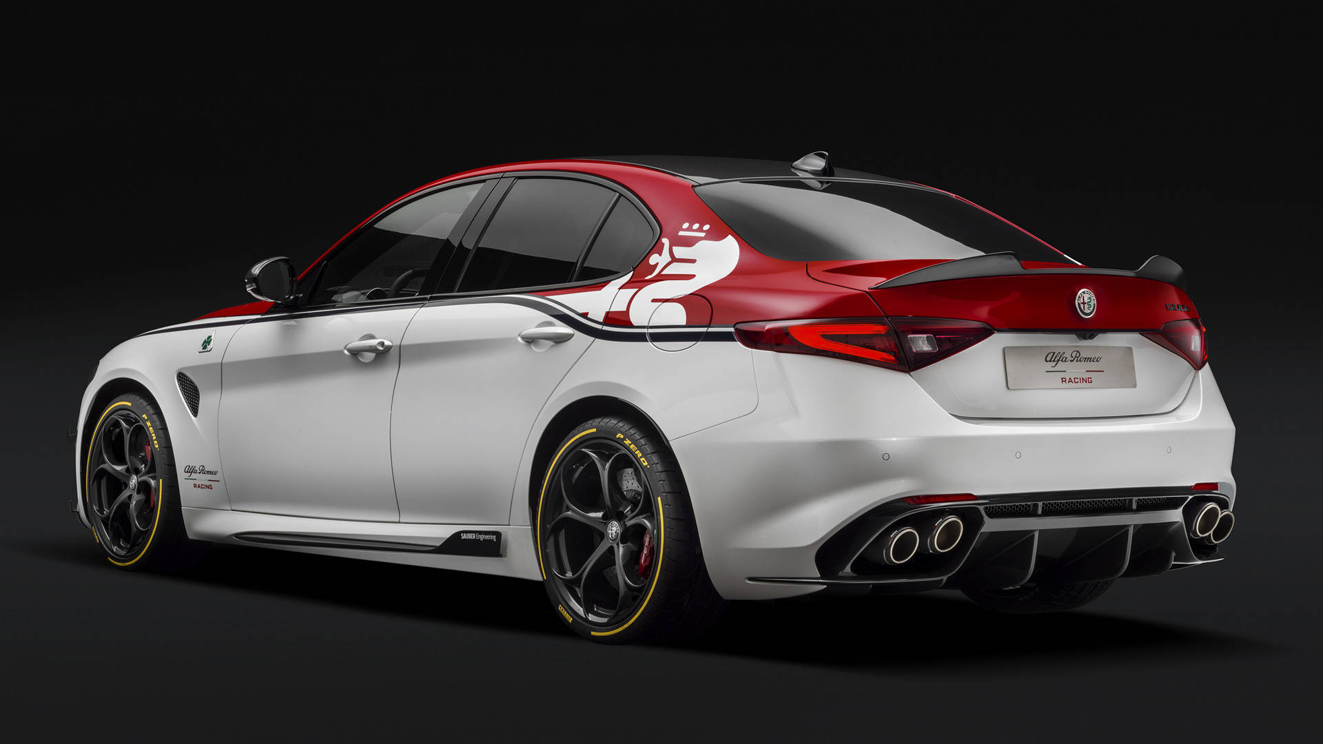 alfa romeo iPhone 桌布 壁紙 — 一輛時尚的白色 Alfa Romeo 賽車轎車，帶有紅色點綴和醒目貼花，在深色工作室背景下展示。