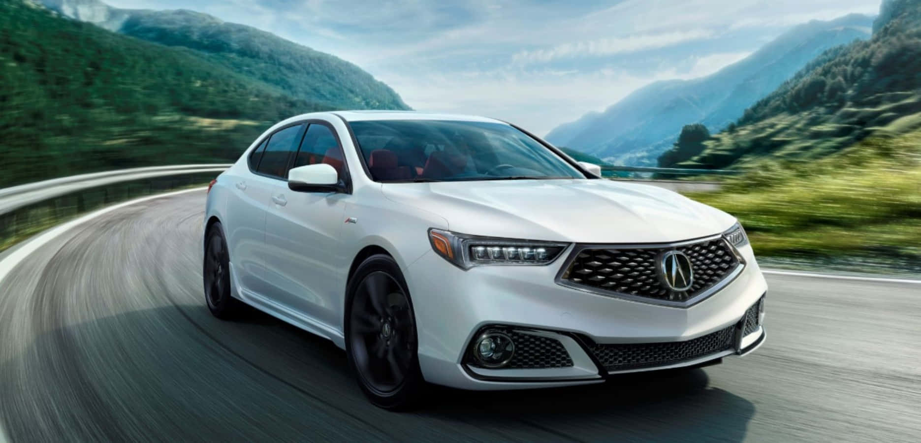 Acura 桌布 壁紙 — 一輛時尚的白色Acura轎車沿著蜿蜒的山路飛馳，背景是鬱鬱蔥蔥的綠色山丘和多雲的天空。