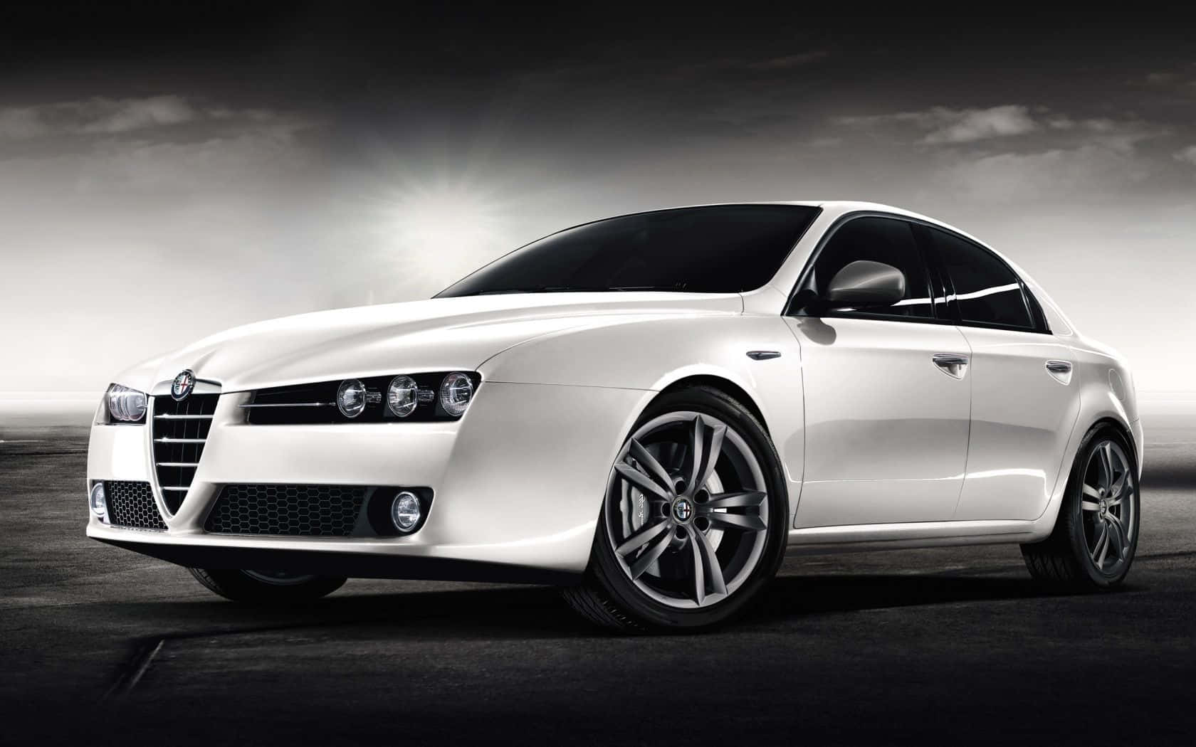 Alfa Romeo 159 桌布 壁紙 — 一輛時尚的白色Alfa Romeo轎車在戲劇性的攝影棚燈光下，以陰沉的灰色天空為背景閃閃發光。