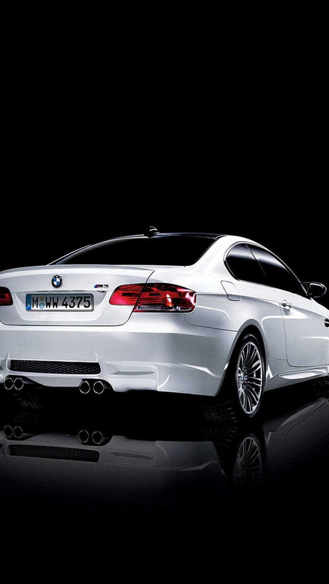 X 桌布 壁紙 — 一輛時尚的白色BMW M3雙門轎跑車在攝影棚燈光下，在黑色背景上閃耀著光澤反射。