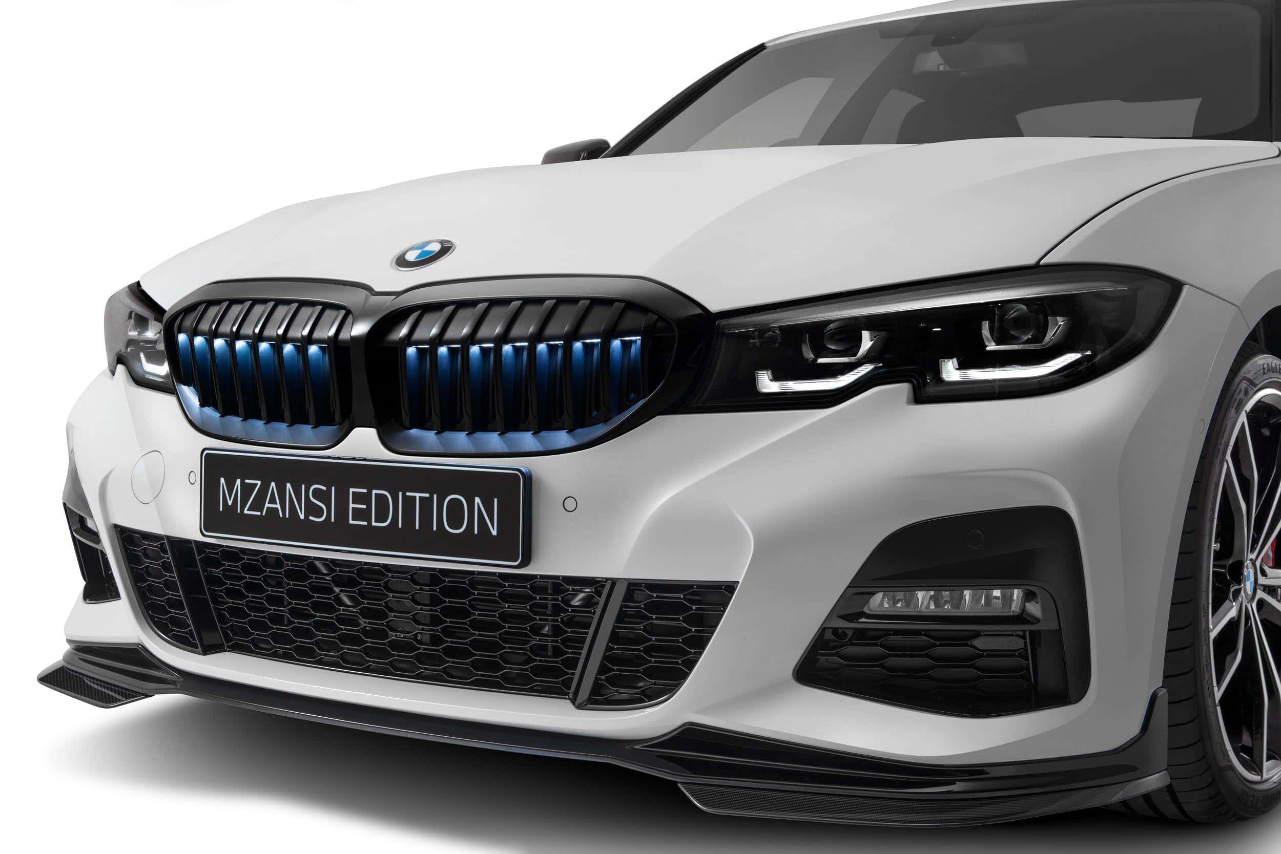 Bmw 3 Series 桌布 壁紙 — 一輛時尚的白色BMW MZANSI EDITION汽車，帶有發光的藍色格柵和鋒利的頭燈，背景為純白色。
