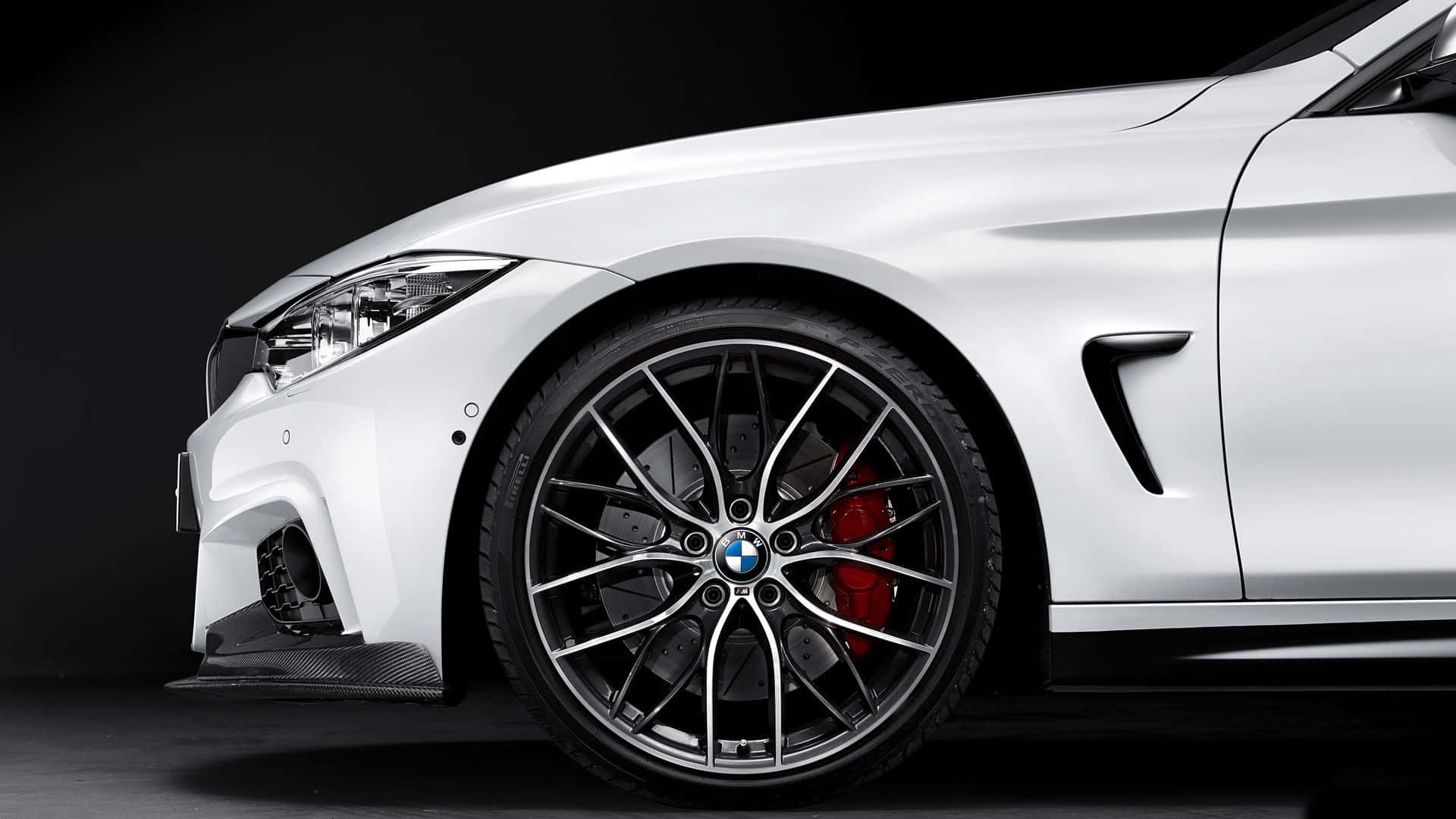 BMW 動圖 桌布 壁紙 — 一輛時尚的白色BMW跑車在深色工作室背景下展示其侵略性的車頭和醒目的紅色制動卡鉗。