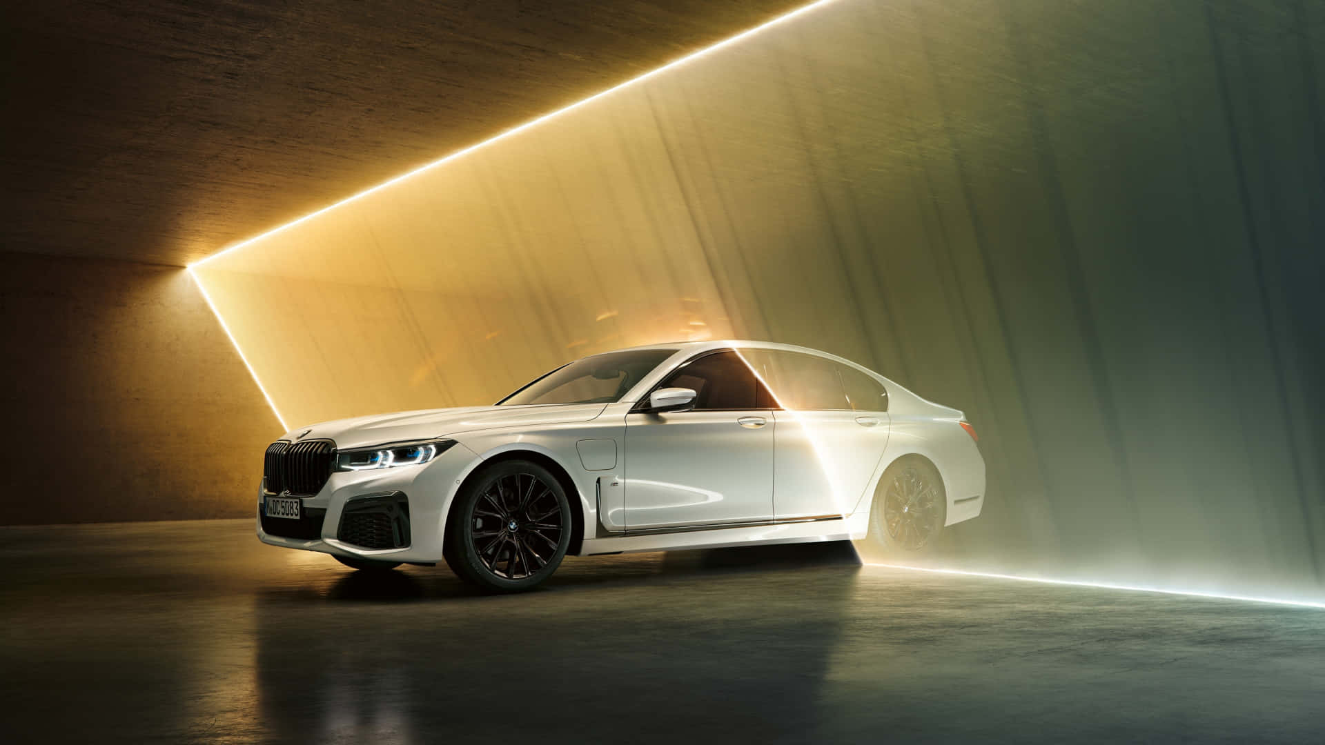 1920x1080 M Series 桌布 壁紙 — 一輛時尚的白色BMW轎車在簡約的混凝土隧道中，在戲劇性的金色光束下閃耀。