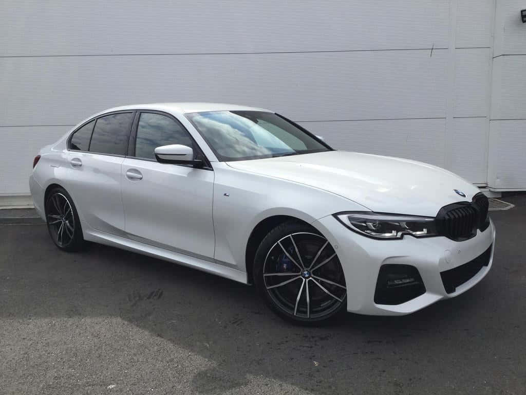 M Series 桌布 壁紙 — 一輛時尚的白色BMW轎車配黑色輪圈，停在波紋金屬牆前。