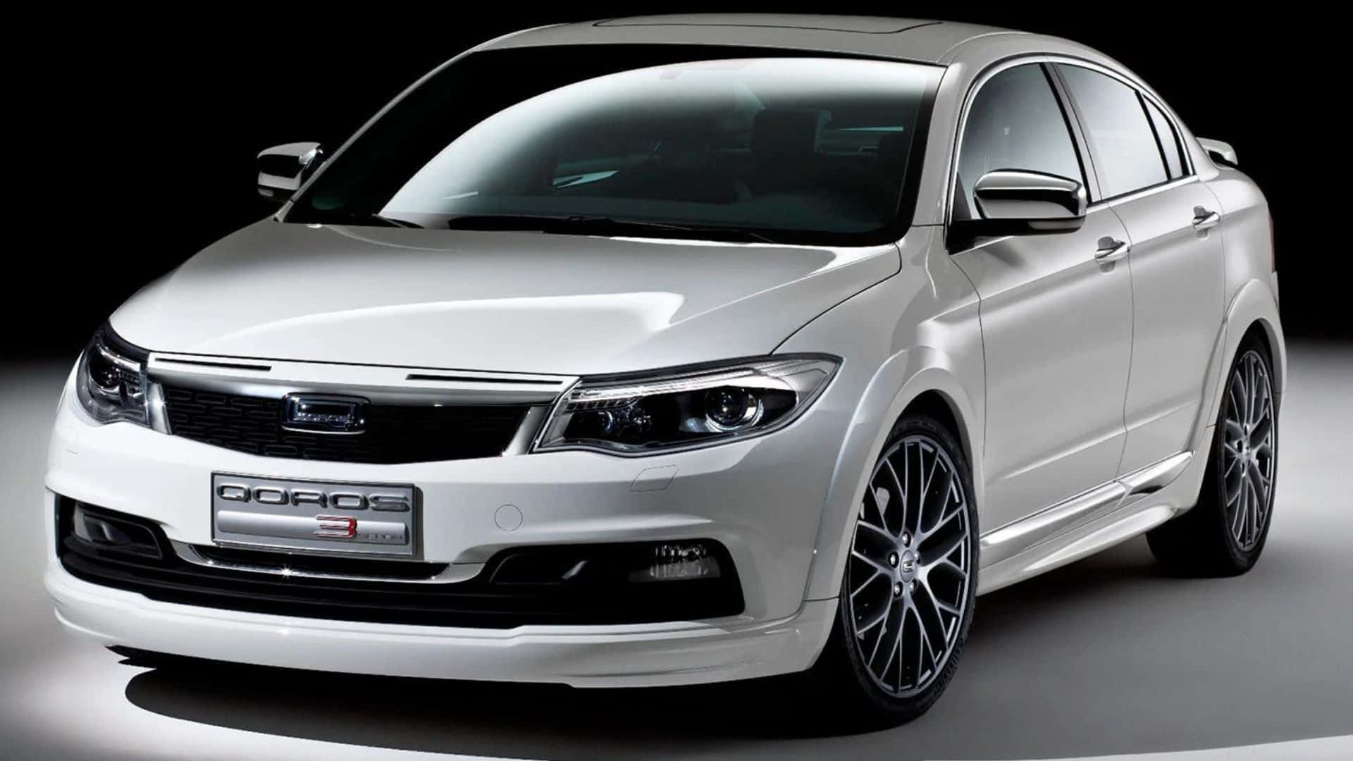 Qoros 桌布 壁紙 — 一輛時尚的白色Doros 3轎車搭配黑色輪圈，在攝影棚中以戲劇性燈光展示。