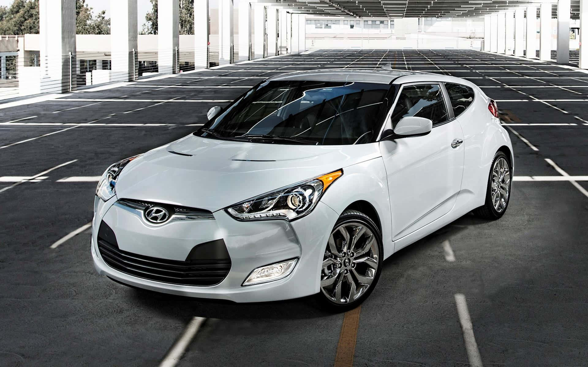 Hyundai Veloster 桌布 壁紙 — 一輛時尚的白色Hyundai Veloster停放在現代化多層停車場，線條簡潔，光線明亮。