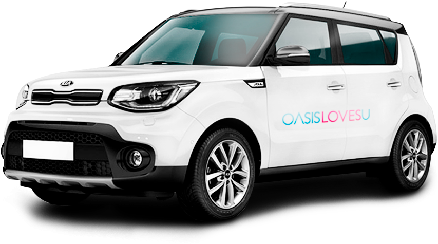 綠洲 桌布 壁紙 — 一輛時尚的白色Kia Soul SUV，側面帶有色彩繽紛的OasisLovesU品牌標識，孤立在黑色背景上。