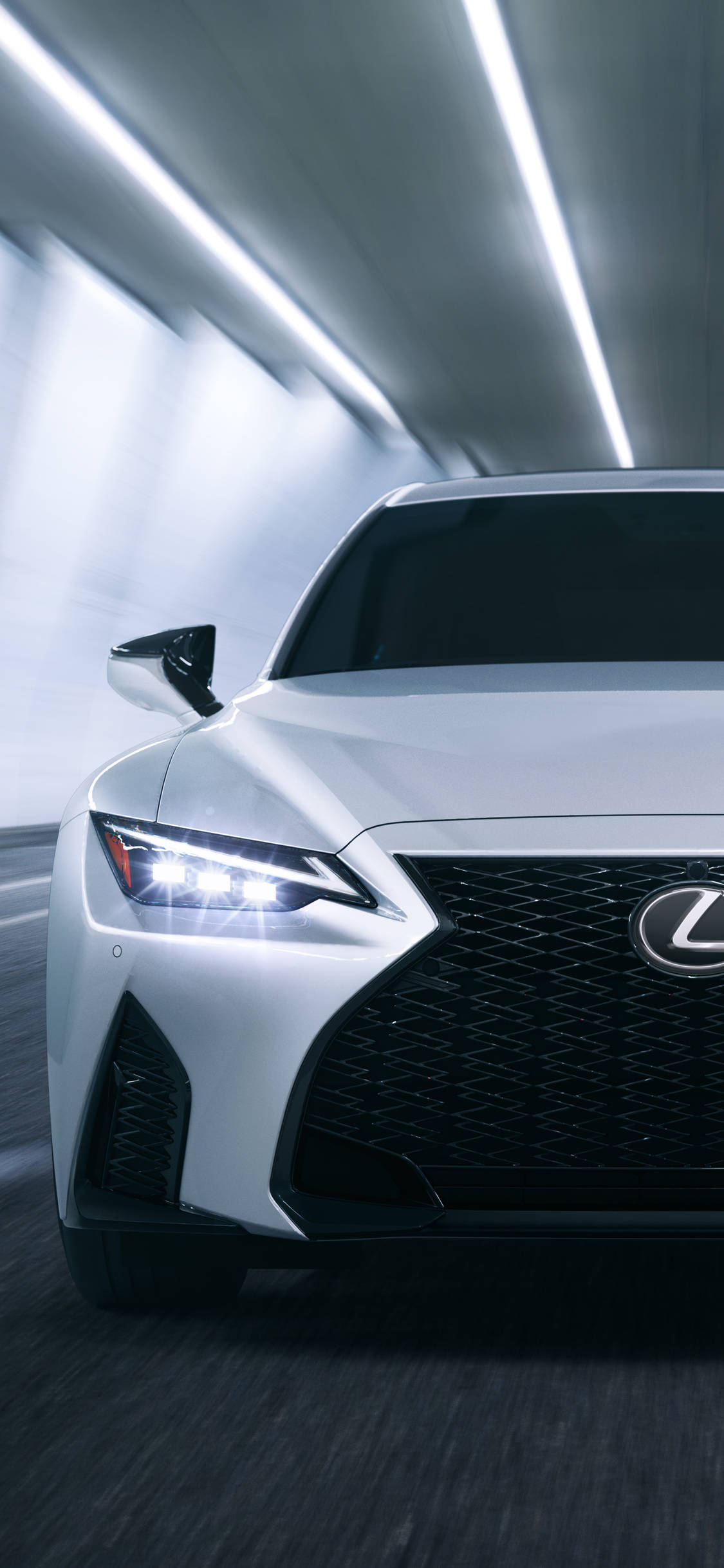 lexus iPhone 桌布 壁紙 — 一輛時尚的白色Lexus跑車在帶有發光頂燈的未來感隧道中疾馳。