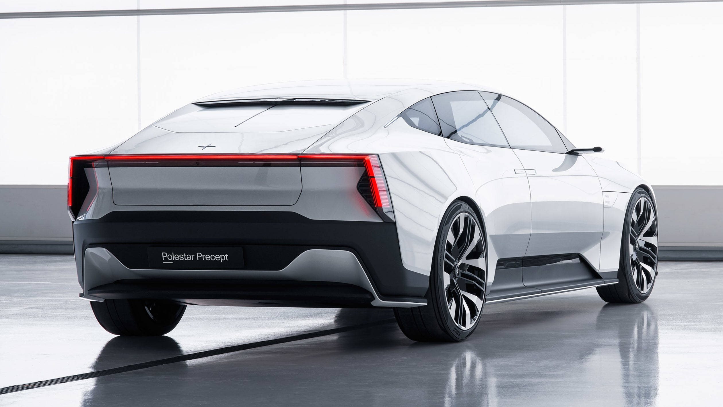 豪華車 桌布 壁紙 — 一輛時尚的白色Polestar Precept概念車，帶有發光的紅色尾燈，在簡約的攝影棚環境中展示。