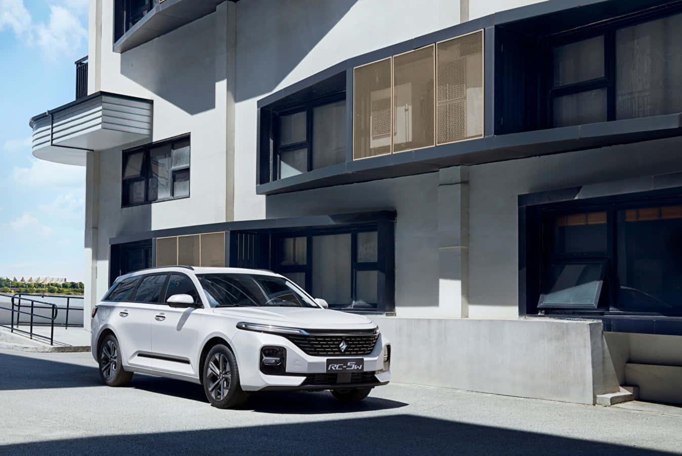 Baojun 桌布 壁紙 — 一輛時尚的白色SUV在明亮的日光下停在一棟現代混凝土建築前。