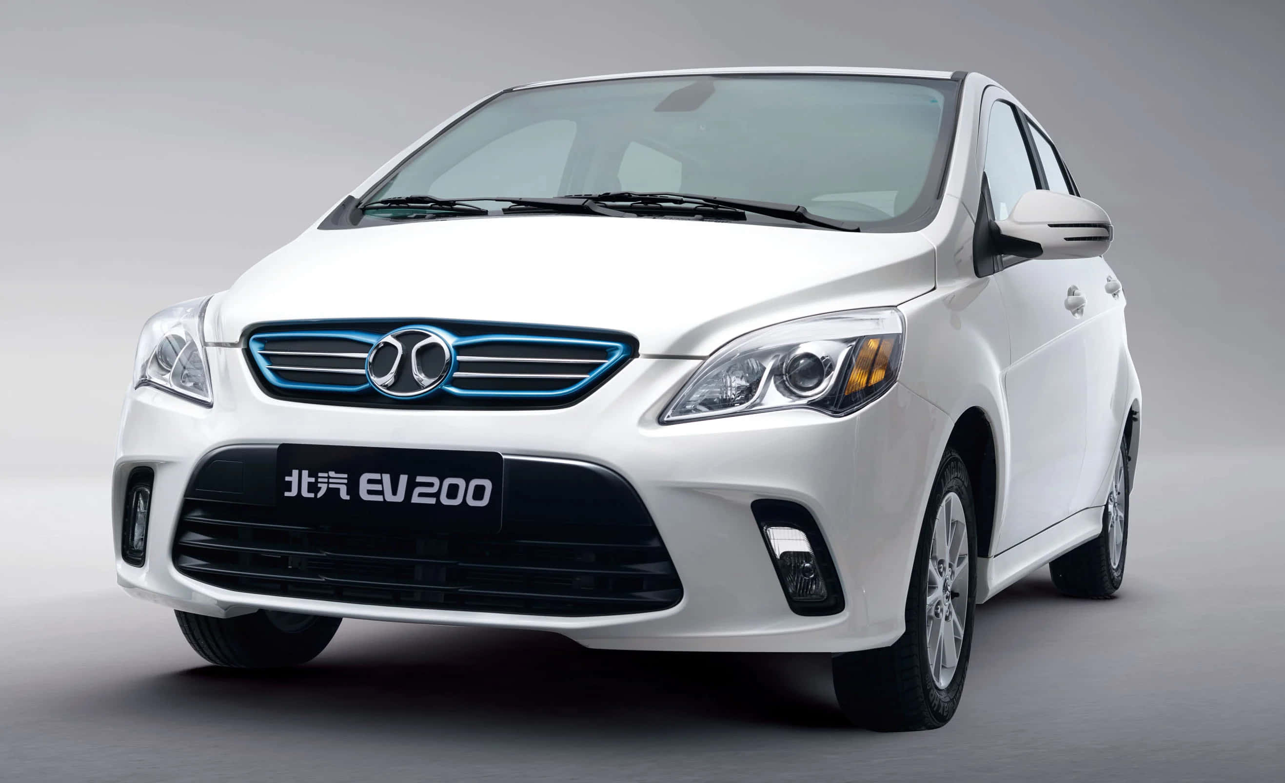Baic Group 桌布 壁紙 — 一輛時尚的白色北京EV200電動車，水箱護罩帶有發光藍色點綴，在簡約的攝影棚環境中展示。