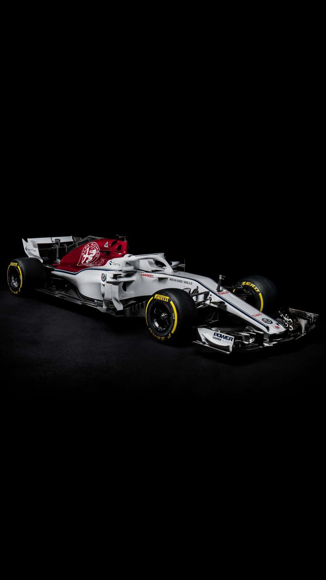 Formula 1 iPhone 桌布 壁紙 — 一輛時尚的白色和紅色一級方程式賽車，配備黃色輪胎，在純黑色背景下戲劇性地照亮。