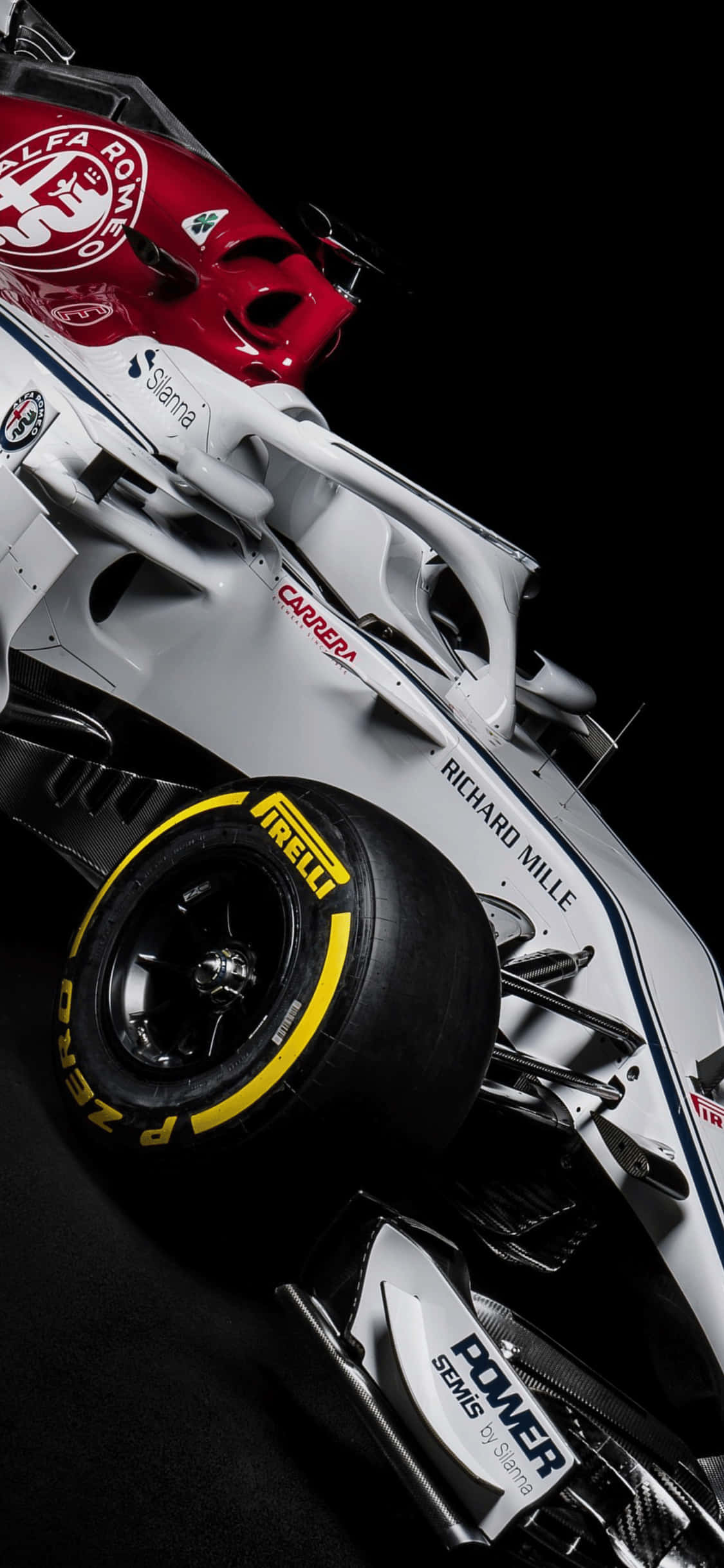 F1 2018 桌布 壁紙 — 一輛時尚的白色和紅色愛快羅密歐一級方程式賽車，以戲劇性的角度在黑色背景上，可見的倍耐力輪胎和贊助商標誌。