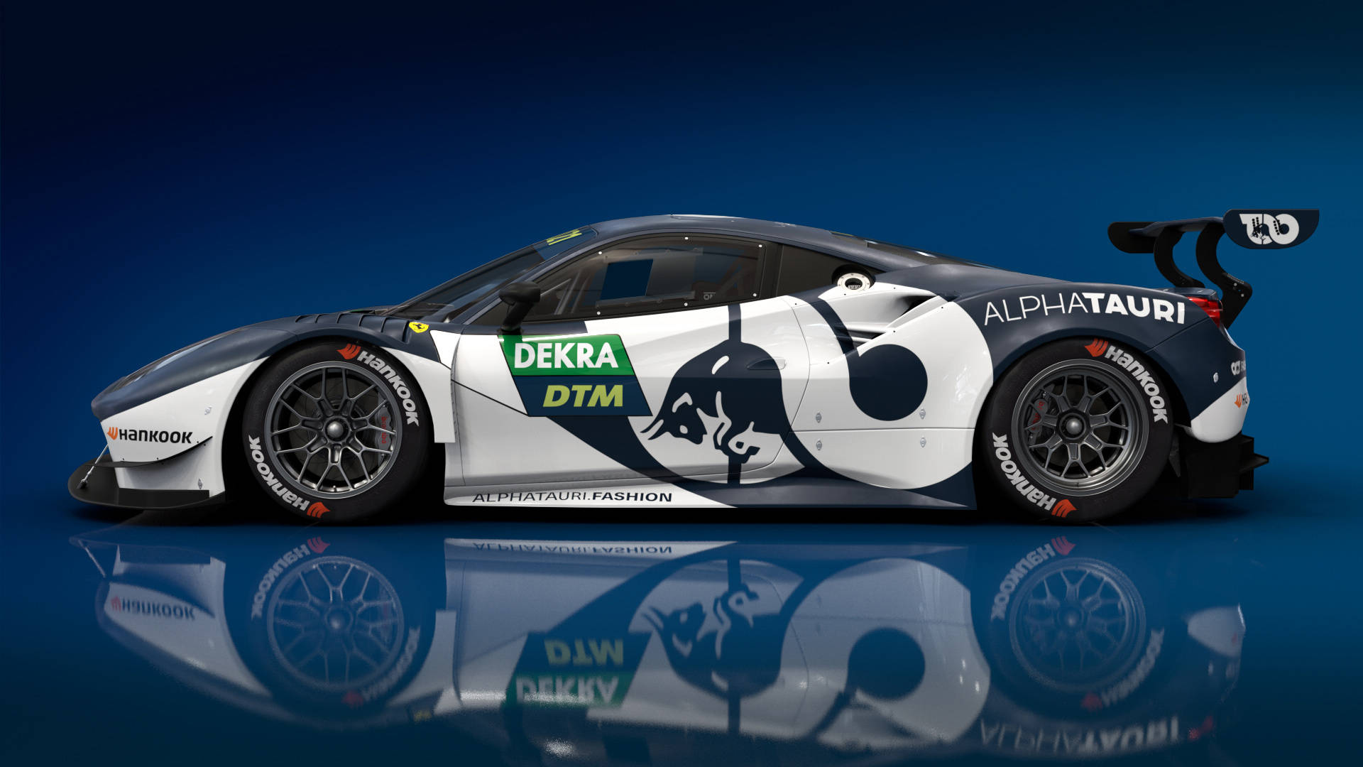Racing 桌布 壁紙 — 一輛時尚的白色和黑色AlphaTauri DTM賽車，帶有Red Bull標誌和Hankook輪胎，展示在反光的藍色表面上。