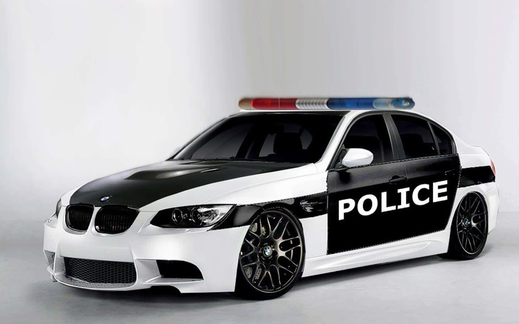 Police Car 桌布 壁紙 — 一輛時尚的白色和黑色BMW警車，帶有紅色、藍色和白色的燈條，停在純灰色工作室背景前。