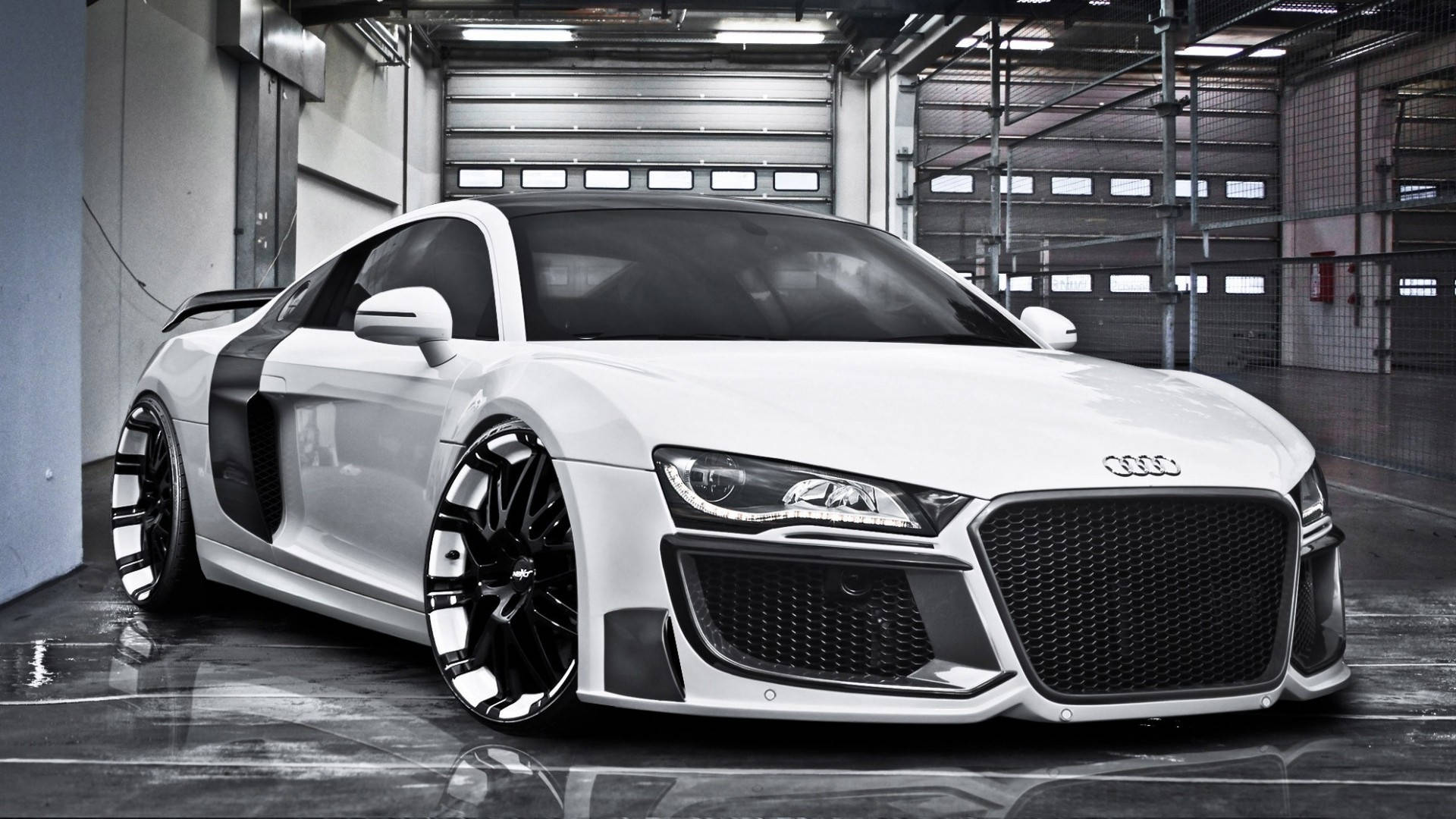cars 桌布 壁紙 — 一輛時尚的白色奧迪R8跑車，帶有黑色飾件和定制輪圈，停放在寬敞的工業車庫中，地板具有反射效果。