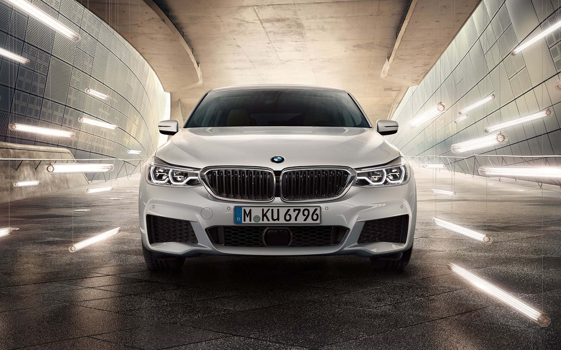 Bmw 6 Series 桌布 壁紙 — 一輛時尚的白色寶馬轎車在現代隧道中向前行駛，發光的線性燈光掠過。