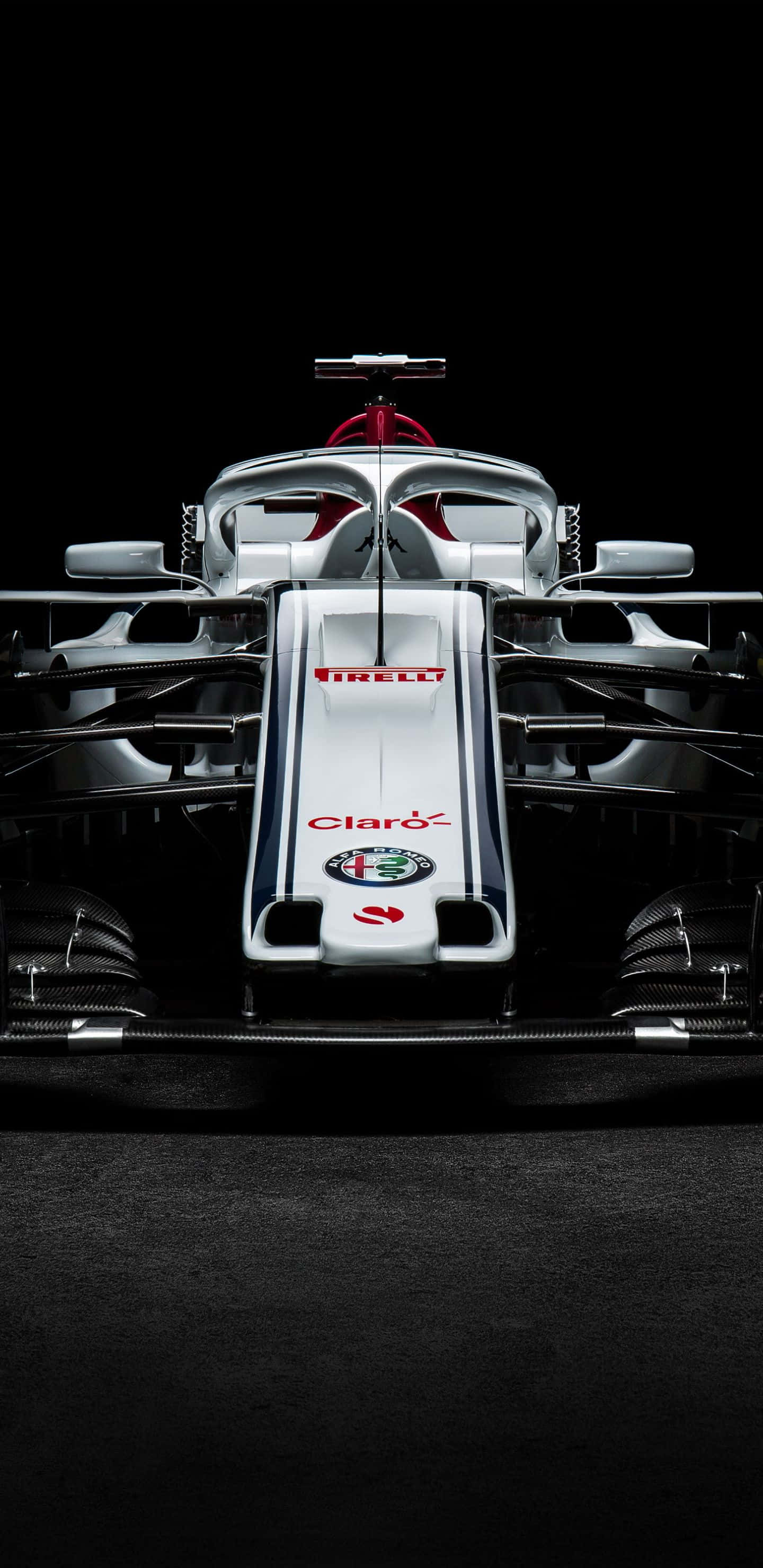Formula 1 桌布 壁紙 — 一輛時尚的白色愛快羅密歐一級方程式賽車，帶有紅色點綴，從正面展示在黑色背景前。