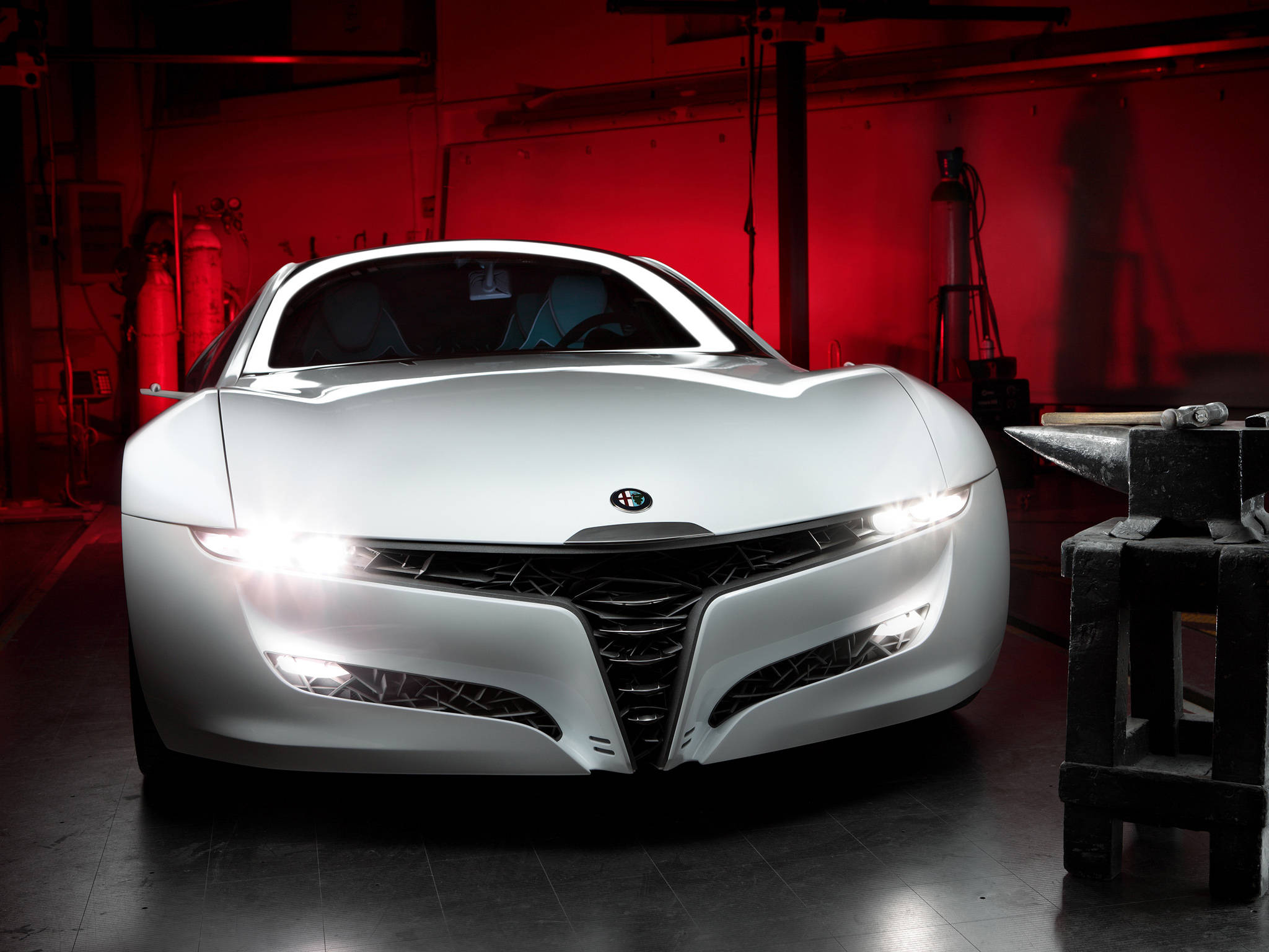 alfa romeo iPhone 桌布 壁紙 — 一輛時尚的白色未來主義跑車在昏暗的工業車間中，在戲劇性的紅色燈光下閃耀。