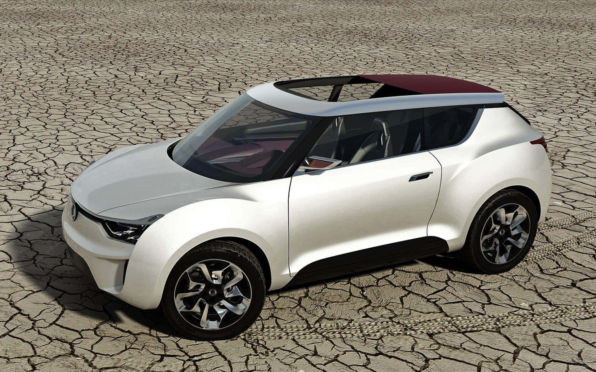 Ssangyong 桌布 壁紙 — 一輛時尚的白色未來感汽車，紅色車頂，停在烈日下龜裂的乾燥土地上。